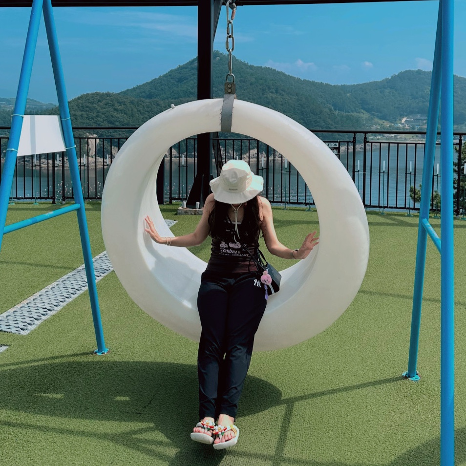 Jacquemus Le Bob Artichaut Bucket Hat Off White, Telfar Small Shopping Bag Black 착용 스타일 - 1