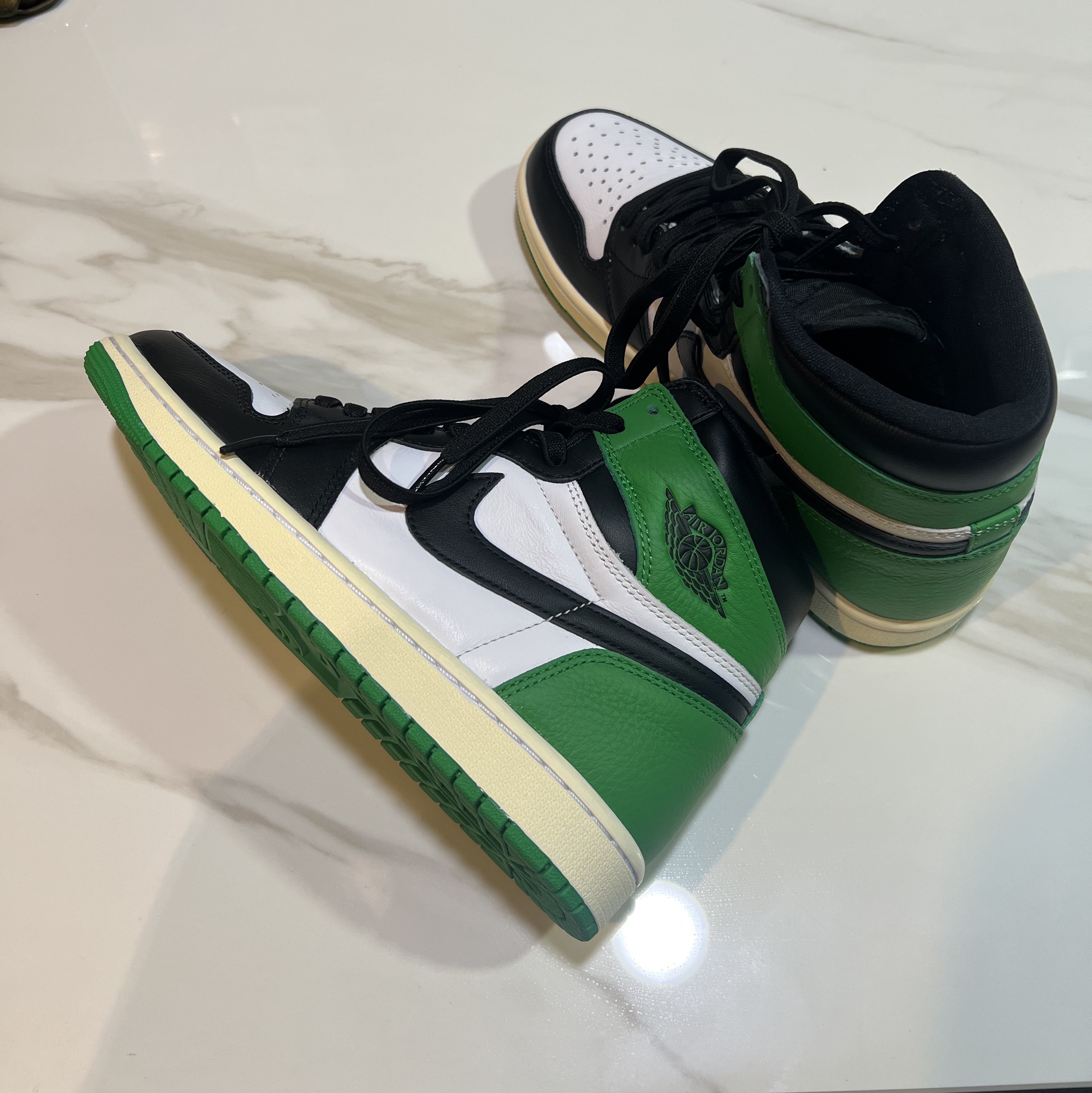 Jordan 1 Retro High OG Black and Lucky Green 착용 스타일 - 2