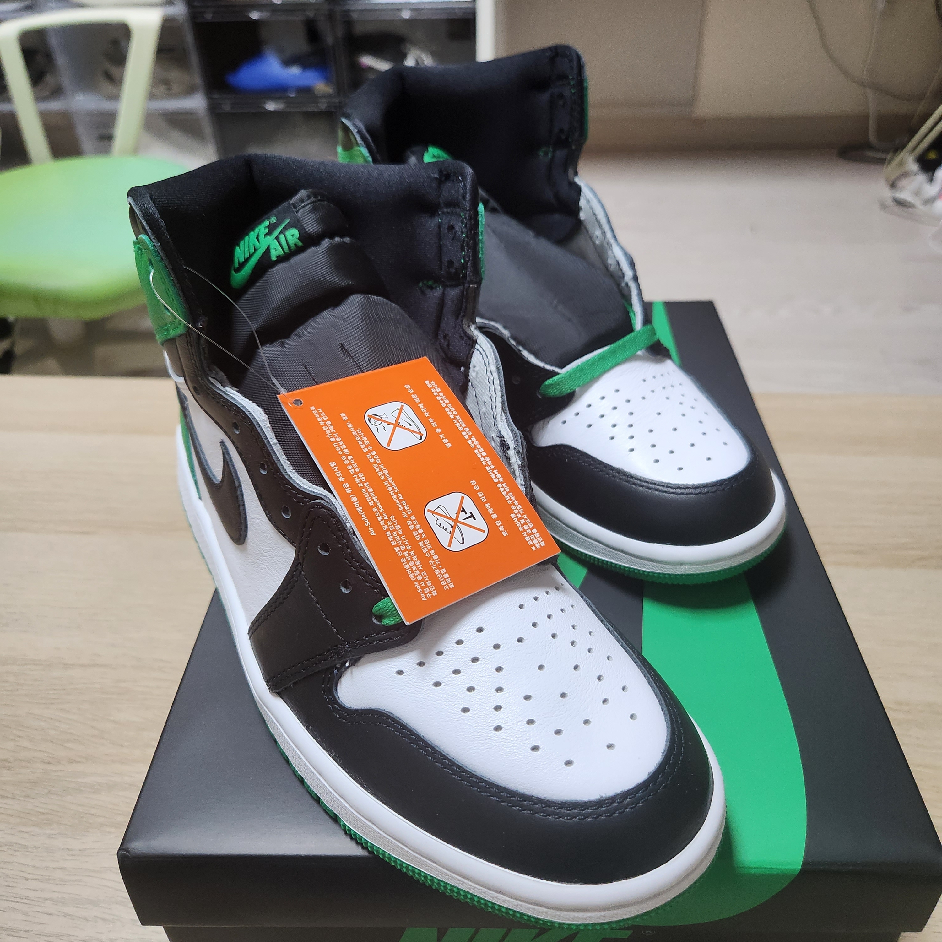 Jordan 1 Retro High OG Black and Lucky Green 착용 스타일 - 4