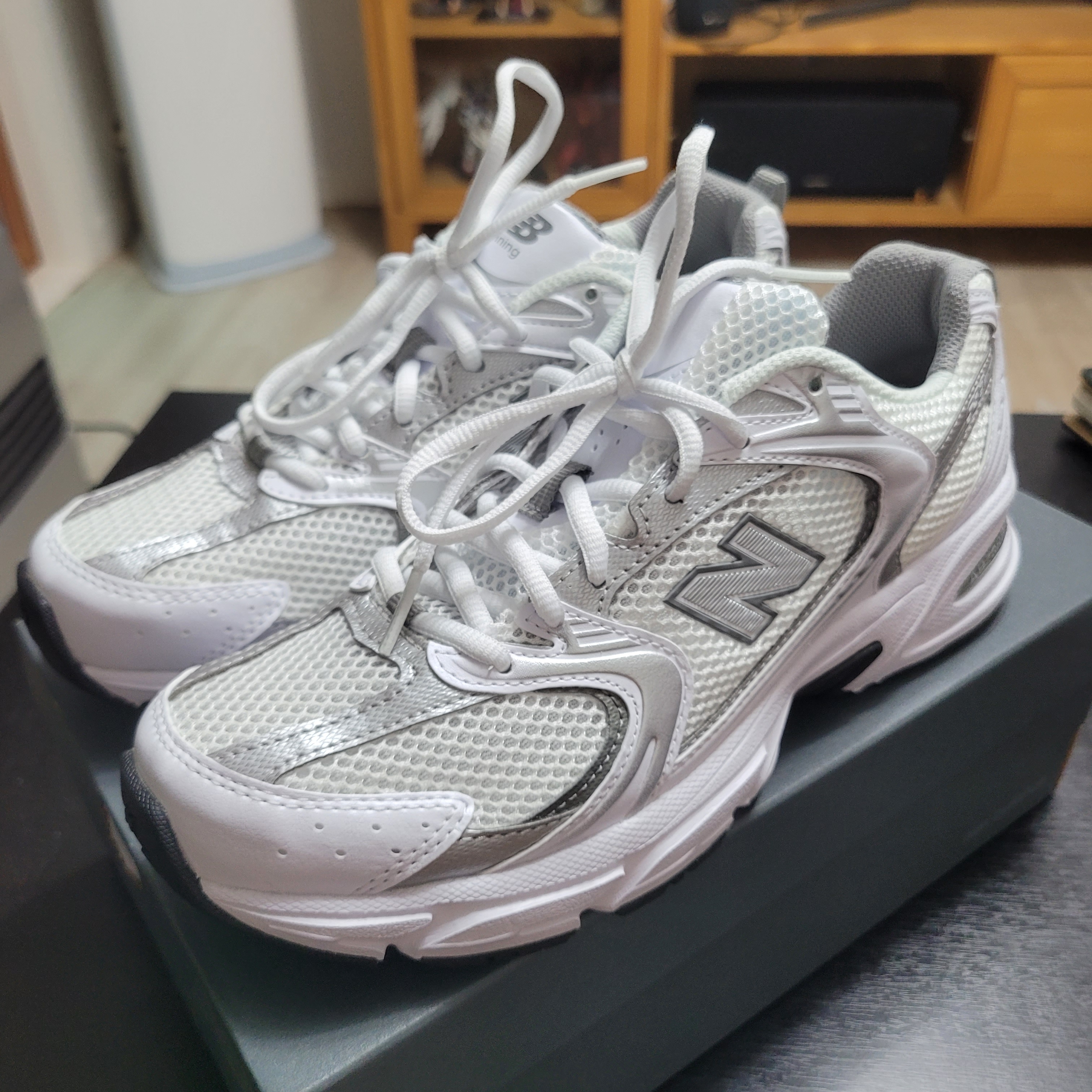 New Balance 530 White Silver 착용 스타일 - 1