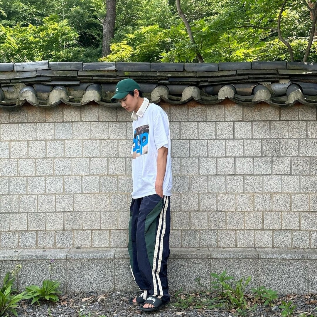 Supreme x Undercover Face T-Shirt White - 23SS, Nike x Stussy Benassi Slide Off Noir 착용 스타일 - 1