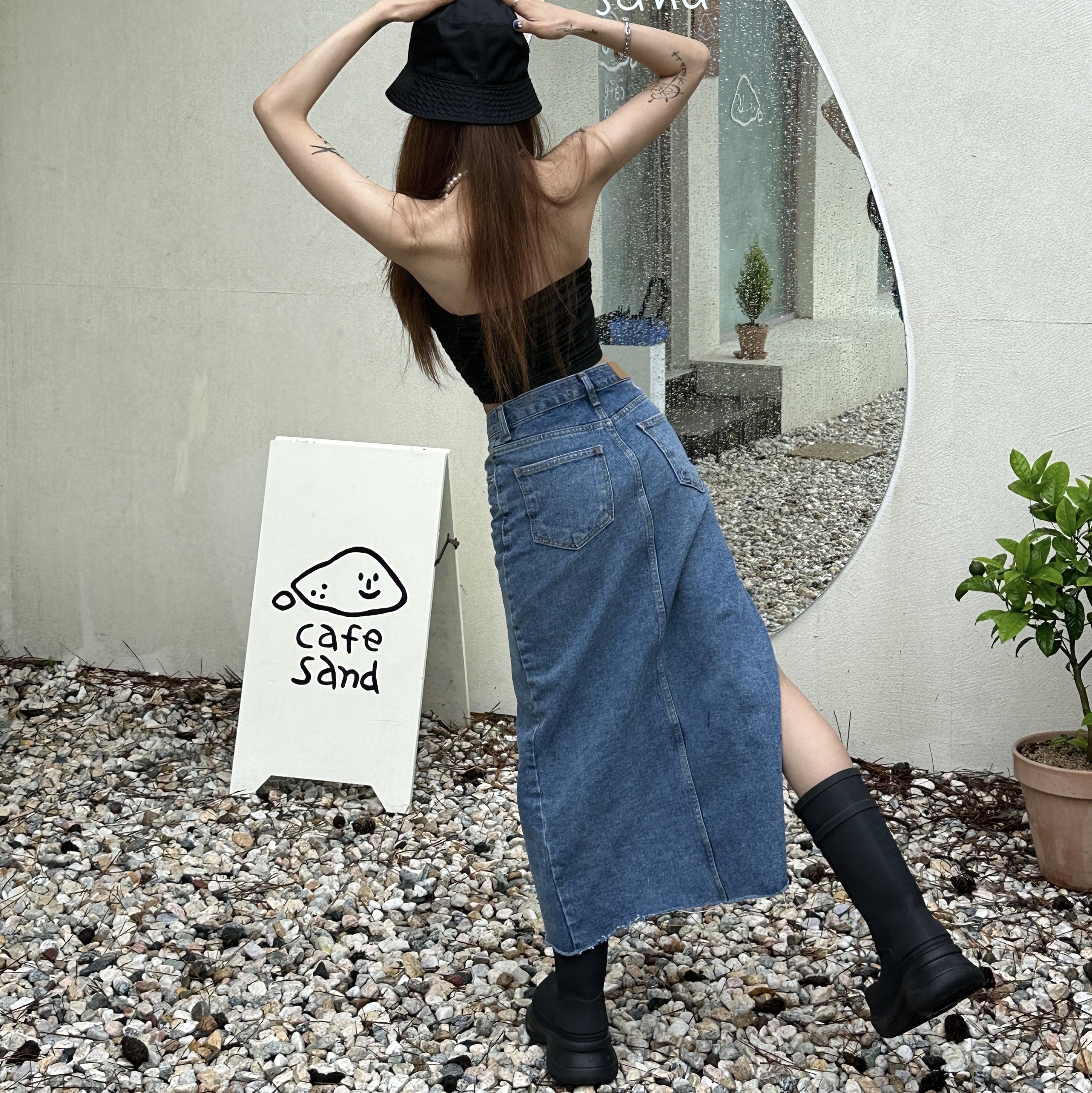 (W) Prada Re-Nylon Bucket Hat Black, Prada Re-Nylon Bucket Hat Black 착용 스타일 - 4