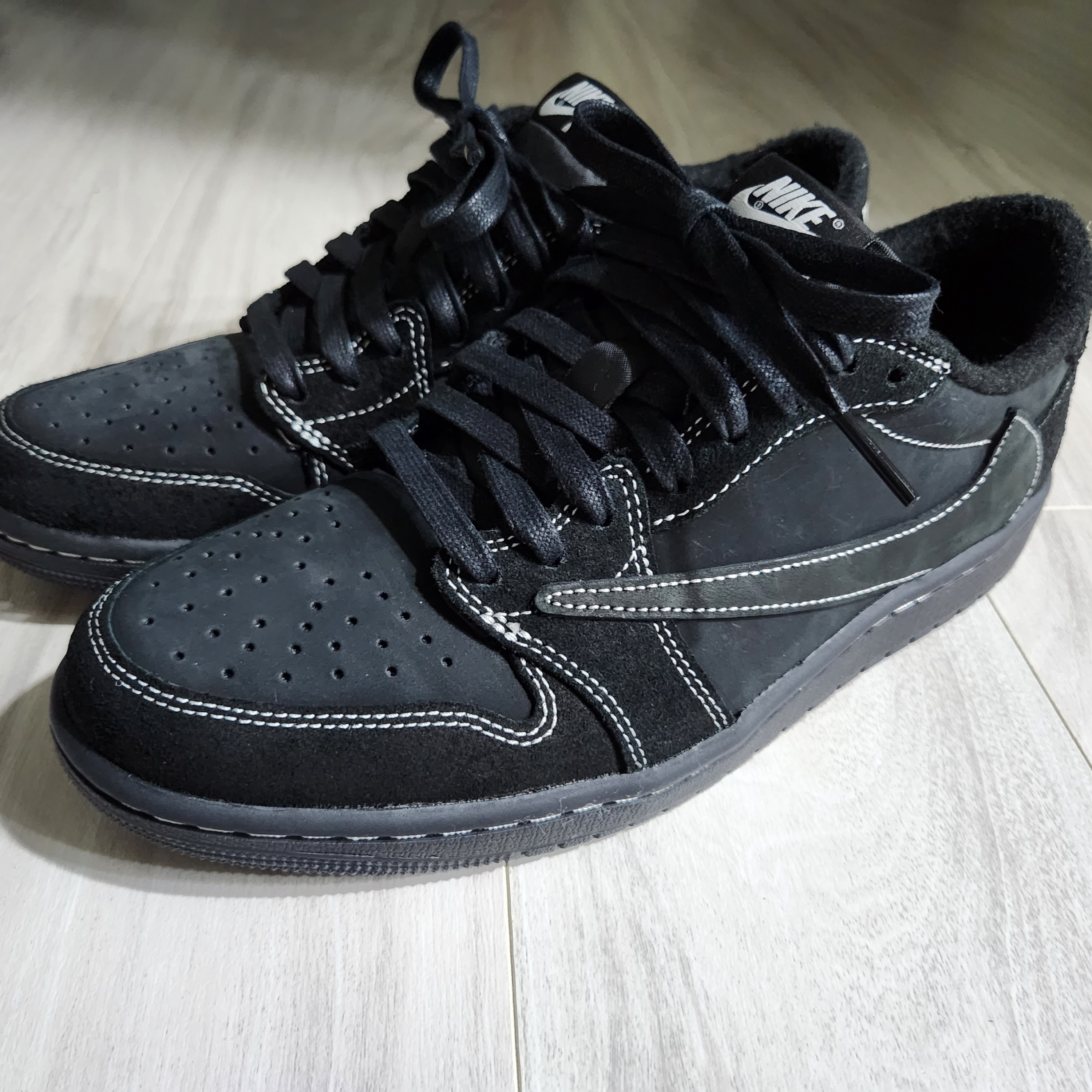 Jordan 1 x Travis Scott Retro Low OG SP Black Phantom 착용 스타일 - 2