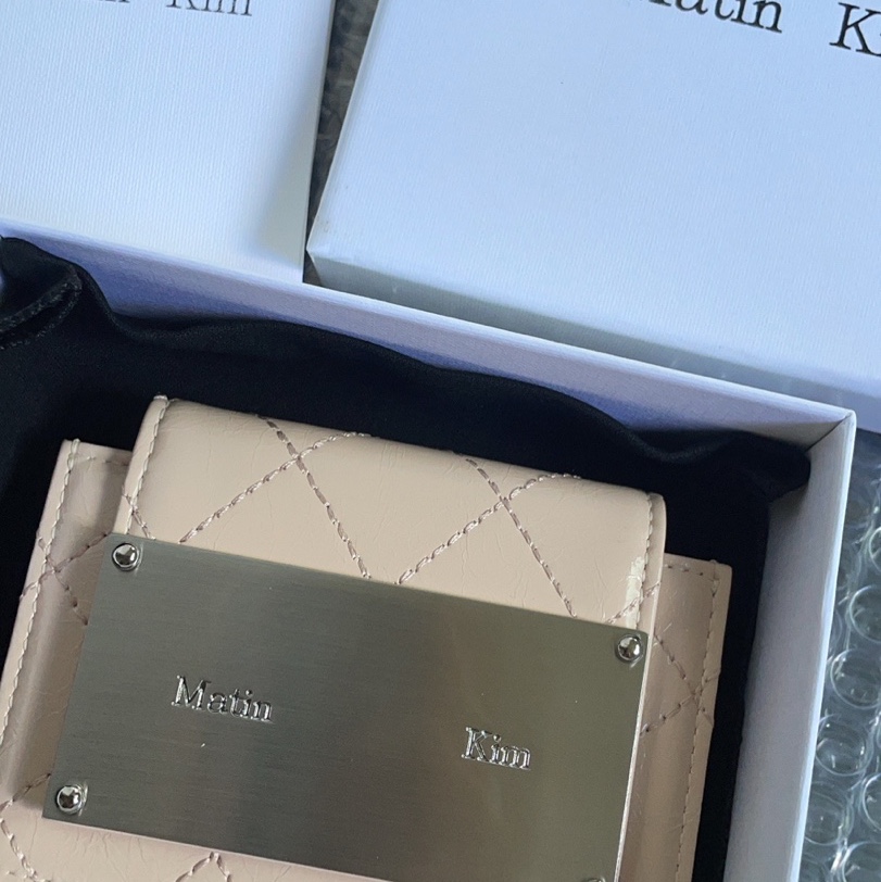 Matin Kim Quilting Accordion Wallet Beige 착용 스타일