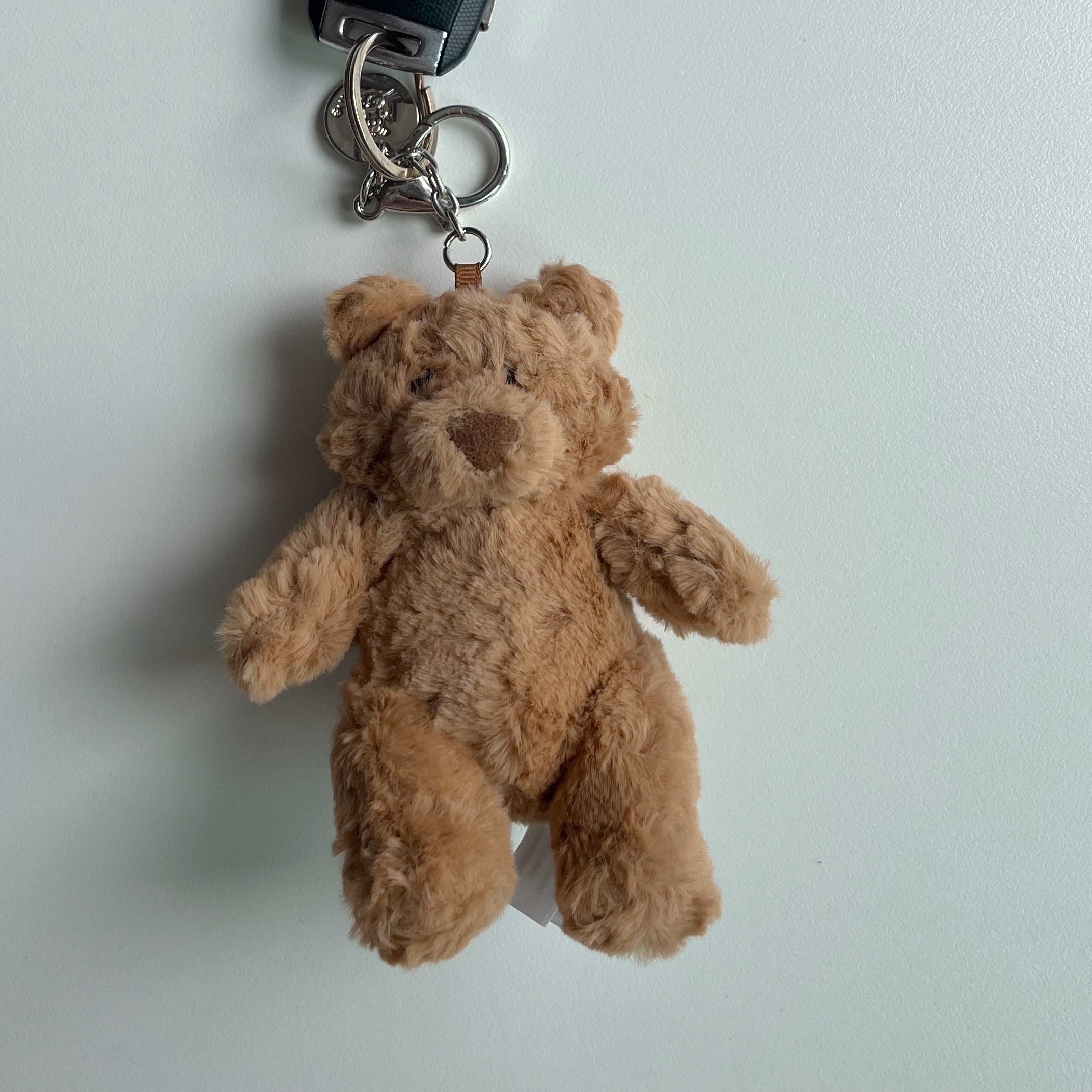 Jellycat Bartholomew Bear Bag Charm Brown 착용 스타일