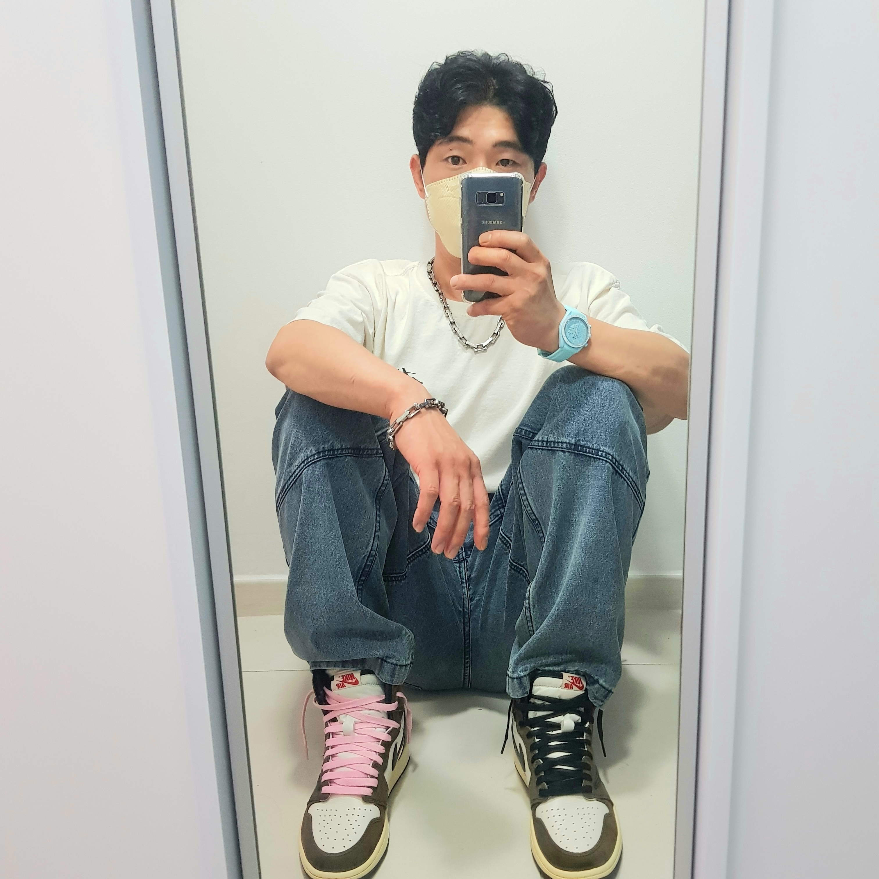 Jordan 1 x Travis Scott Retro High OG SP Mocha, Stussy Crown Wreath Pigment Dyed T-Shirt Natural 착용 스타일 - 4