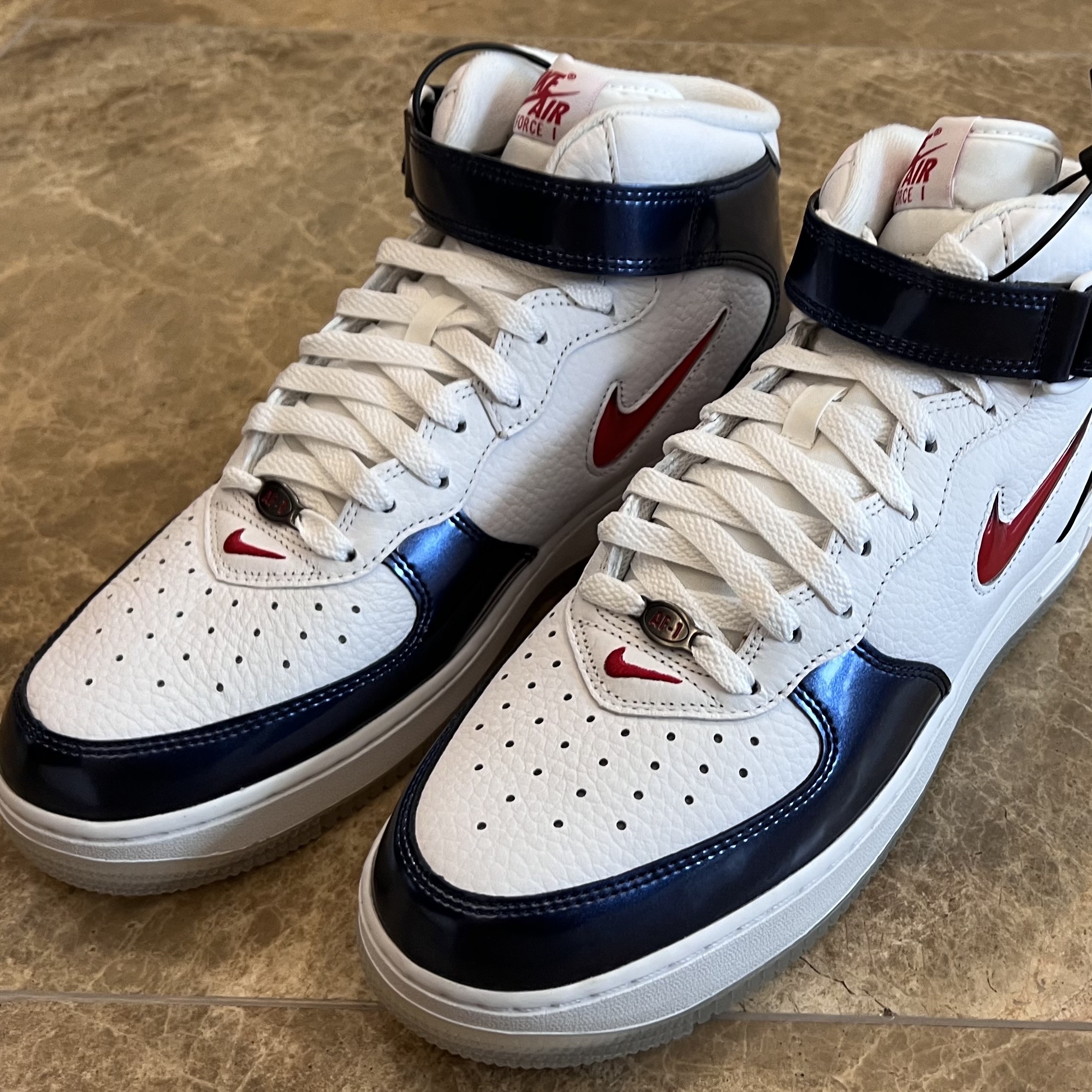 Nike Air Force 1 Mid QS University Red and Midnight Navy 착용 스타일 - 2