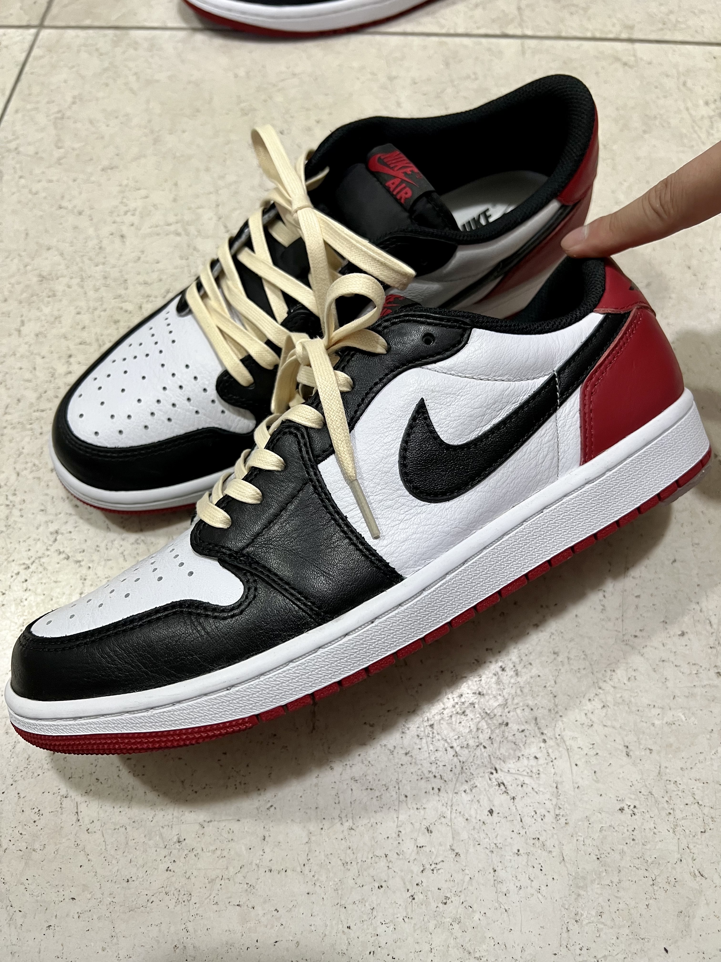 Jordan 1 Retro Low OG Black Toe, (GS) Jordan 1 Retro Low OG Black Toe 착용 스타일 - 2