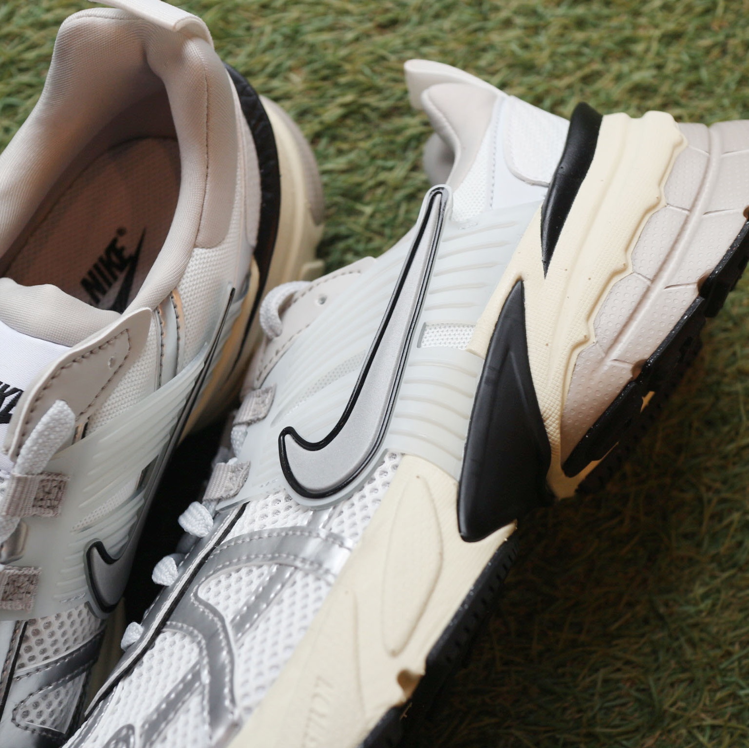 Nike V2K Run Summit White Metallic Silver 착용 스타일 - 2