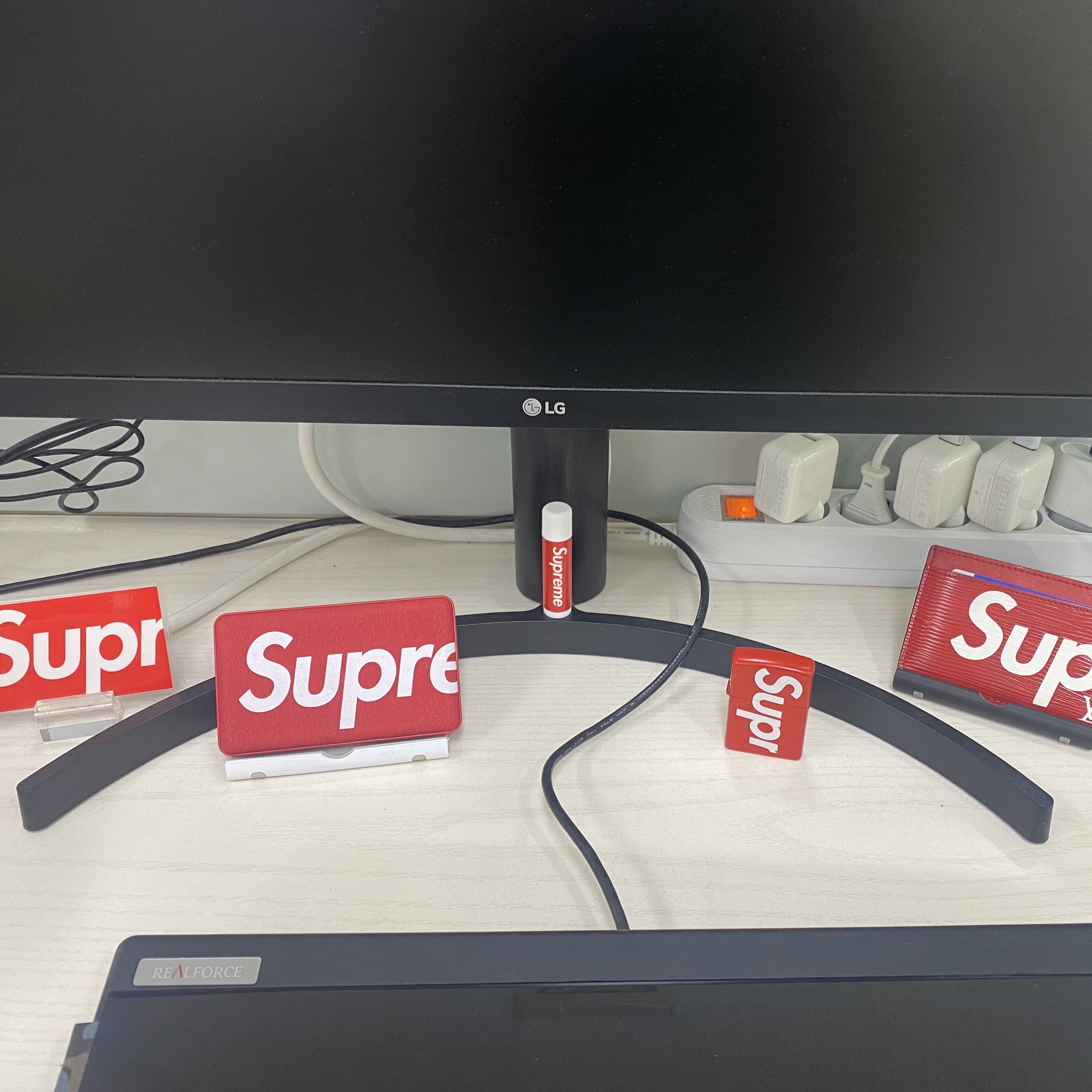 Supreme Logo Zippo Red, Supreme Chapstick Red (3 Pack) 착용 스타일