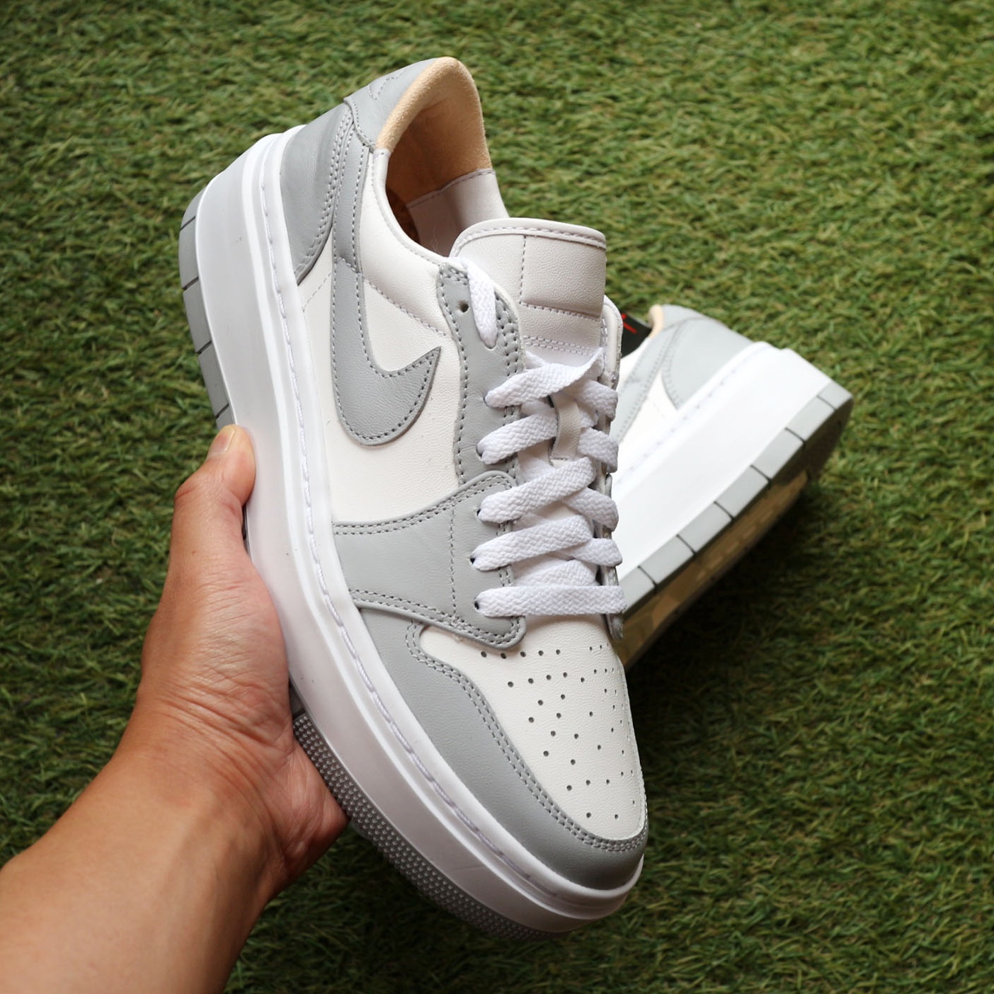 (W) Jordan 1 Elevate Low White and Wolf Grey 착용 스타일 - 1