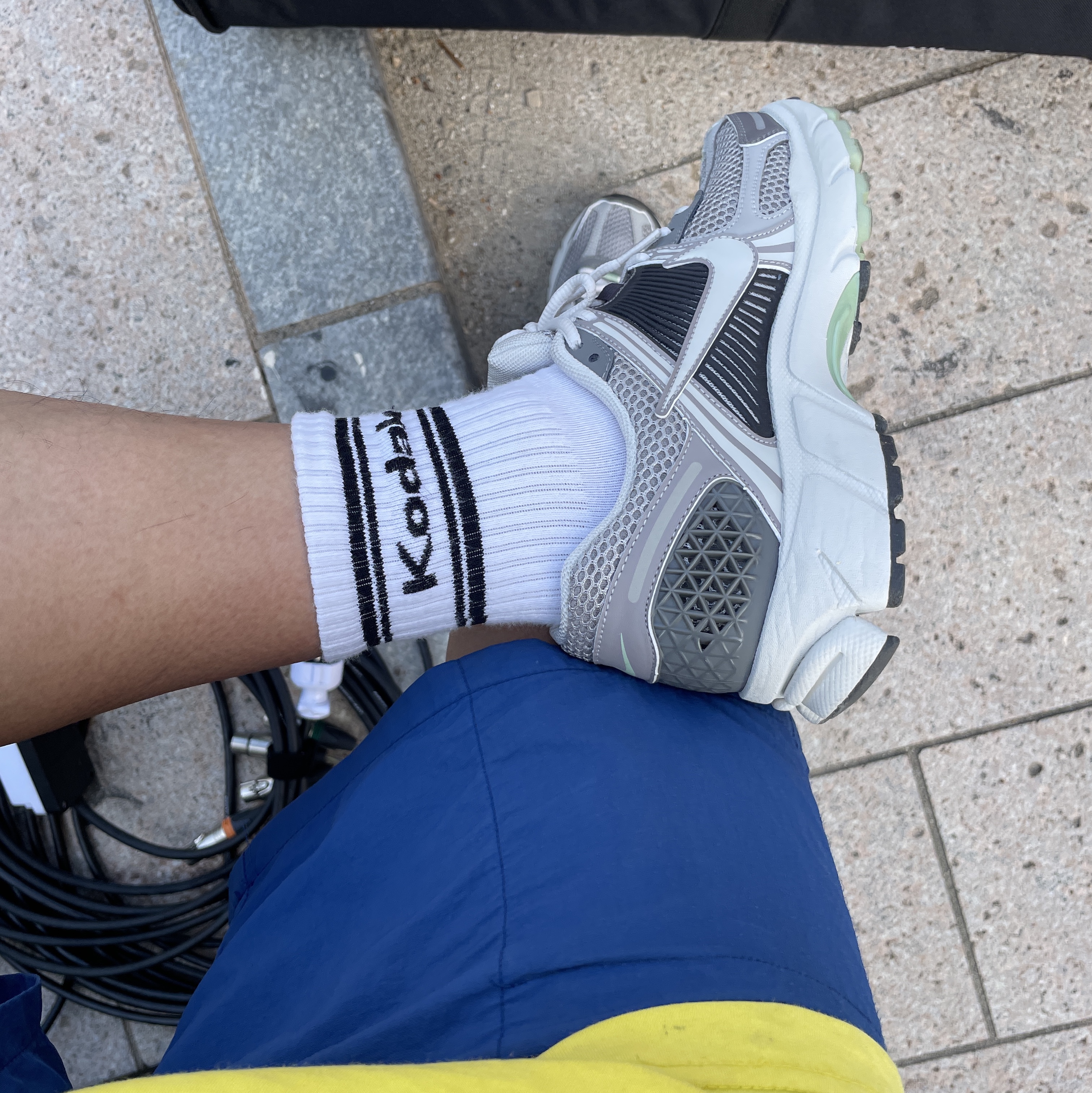 (W) Nike Zoom Vomero 5 Cobblestone and Flat Pewter 착용 스타일