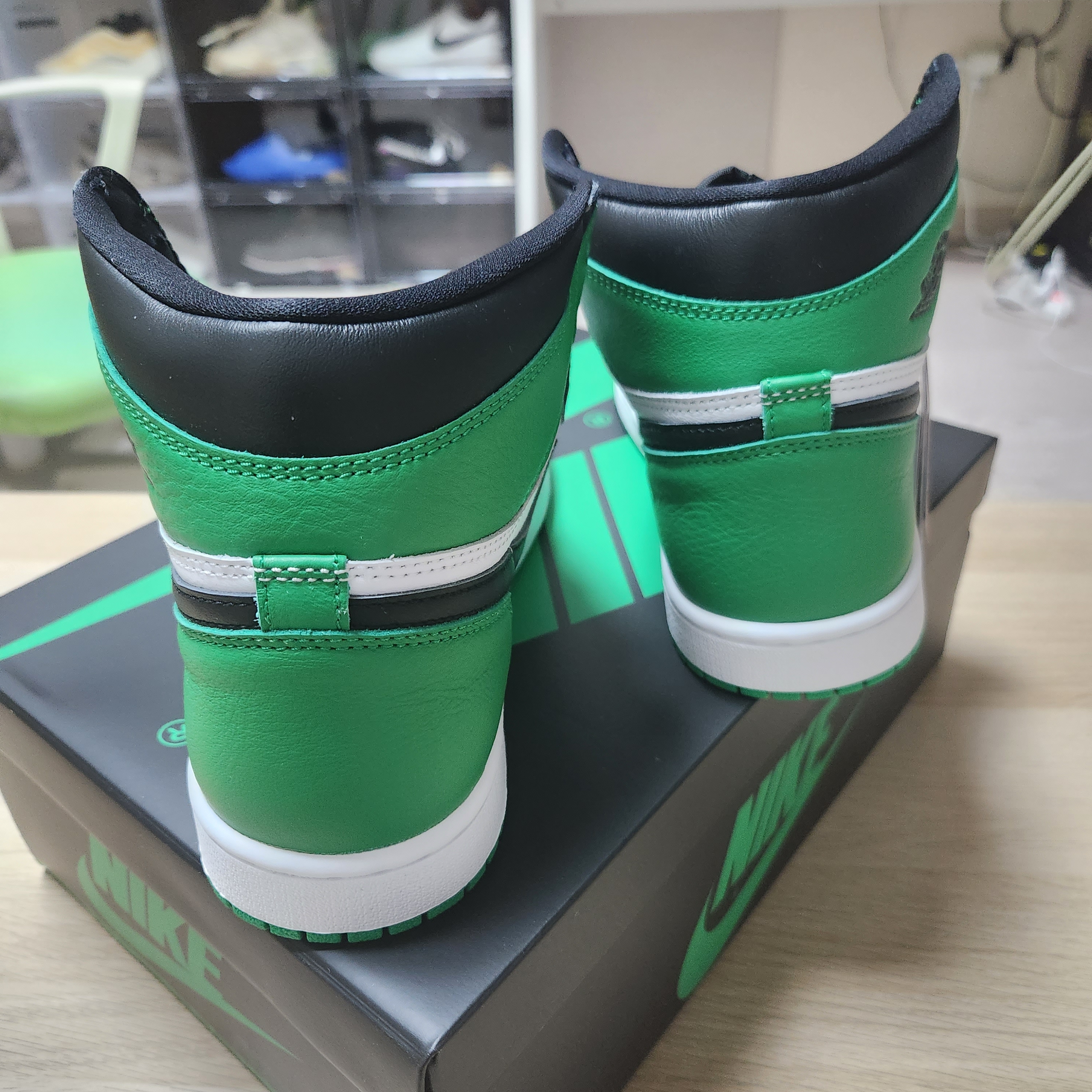 Jordan 1 Retro High OG Black and Lucky Green 착용 스타일 - 3