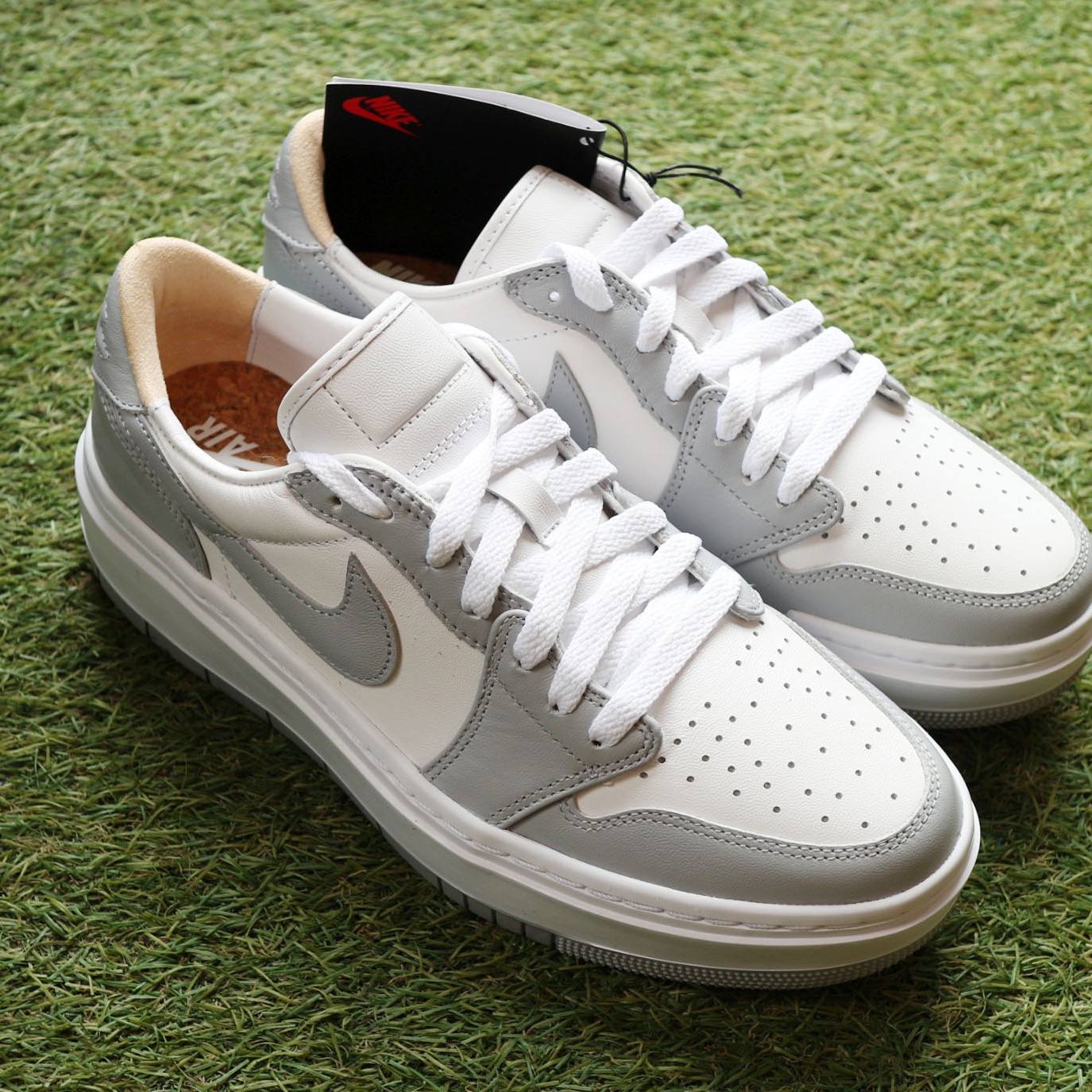 (W) Jordan 1 Elevate Low White and Wolf Grey 착용 스타일 - 3