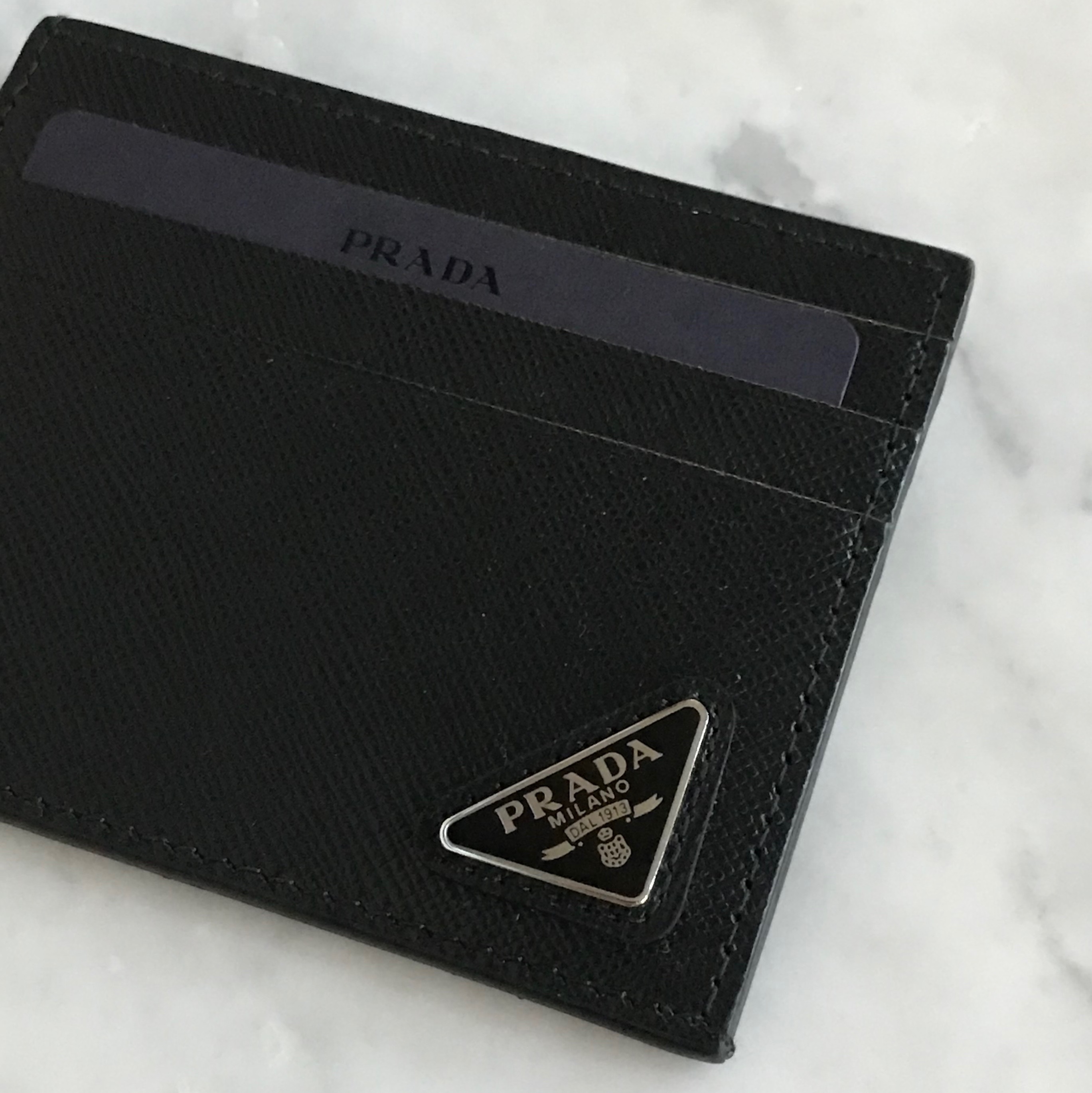 Prada Saffiano Leather Card Holder Black 착용 스타일 - 2