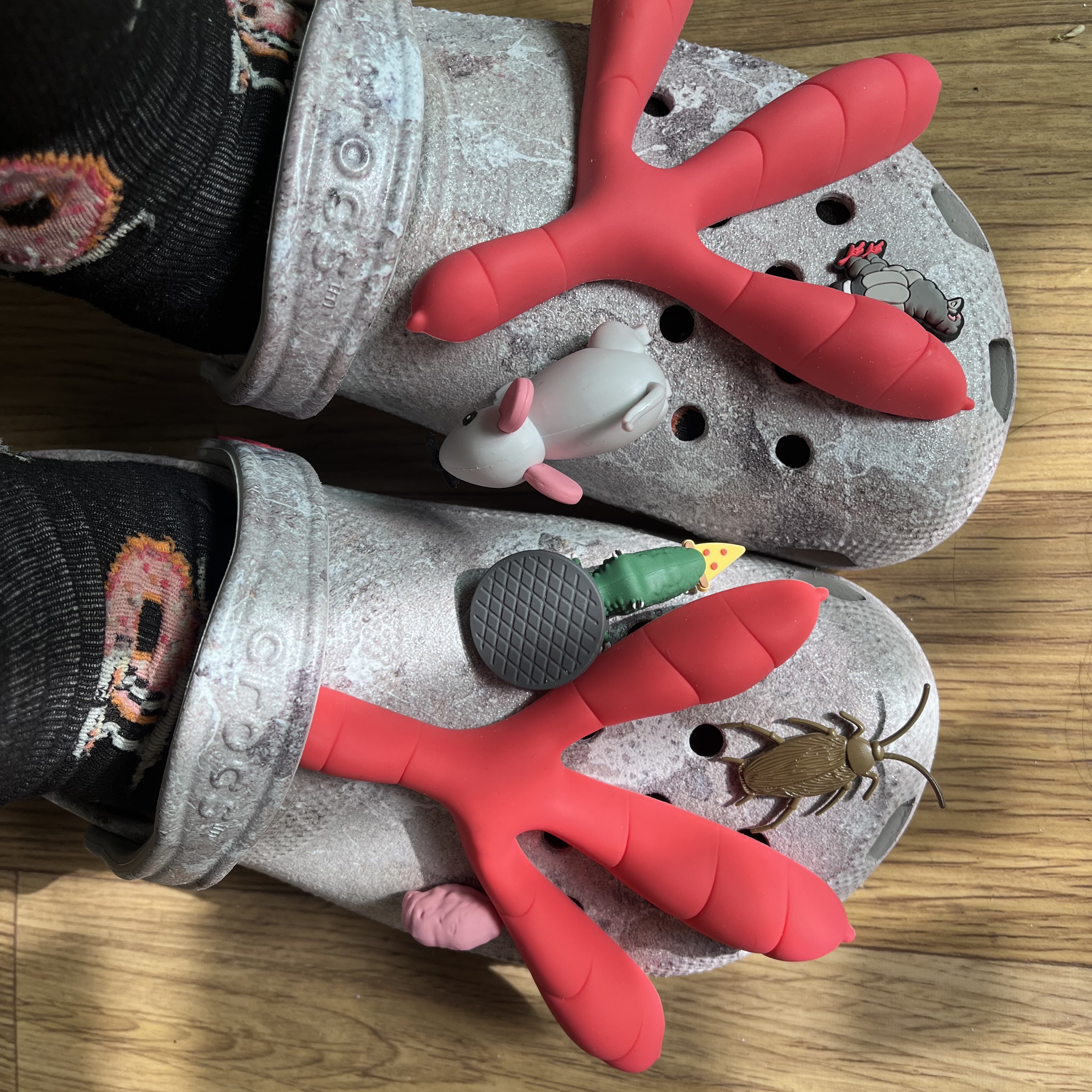 Crocs x Staple Classic Clog Grey Red 착용 스타일