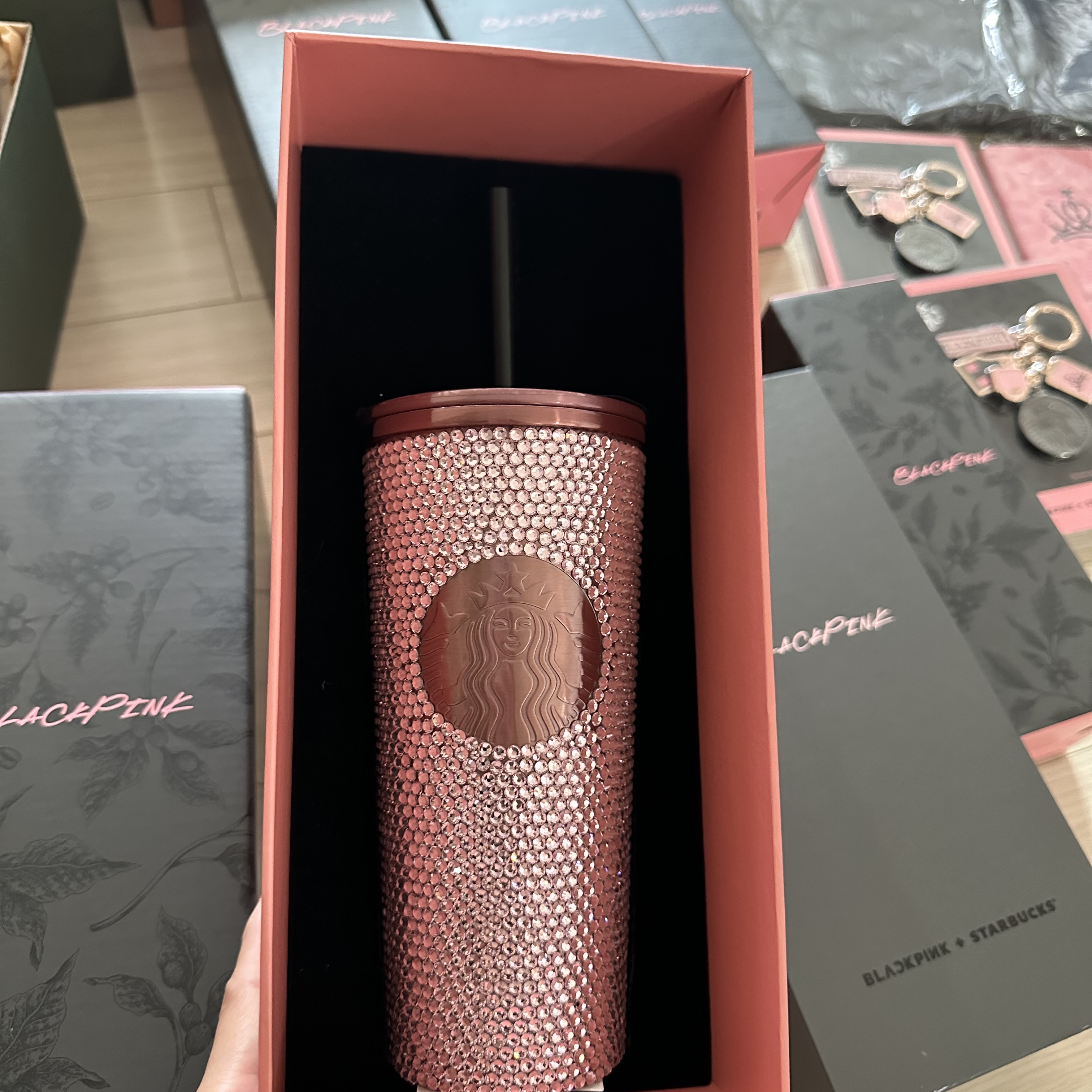 Starbucks x Blackpink SS Linestone Cold Cup 473ml, Starbucks x Blackpink SS Water Bottle 591ml 착용 스타일 - 2