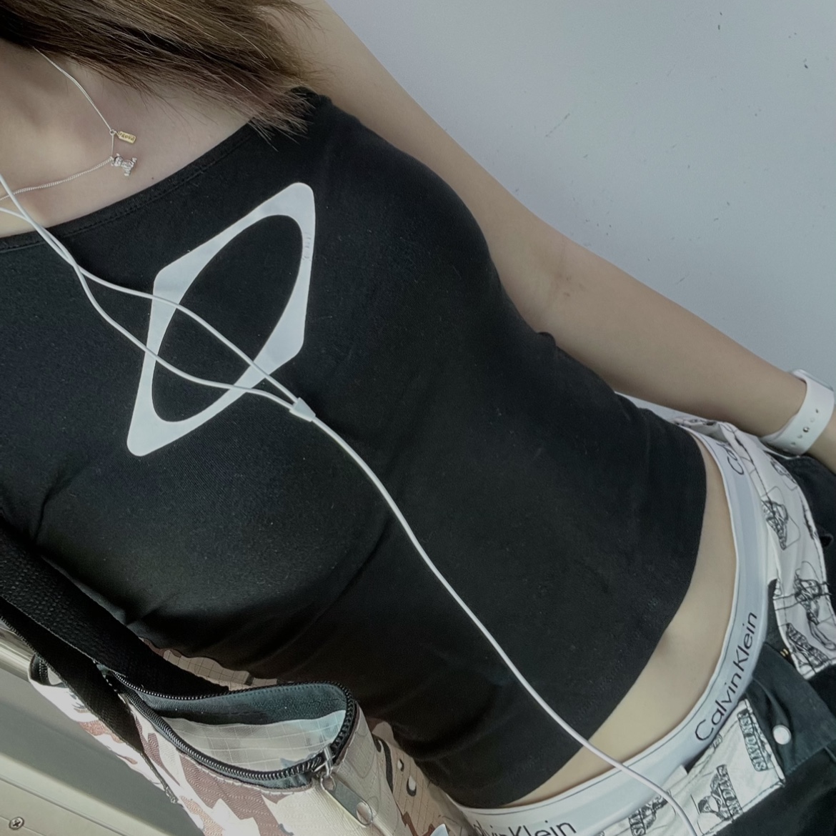 (W) Mischief Rhombus One Shoulder Top Black, (W) Mischief Rhombus Hooded Knit Vest Black 착용 스타일 - 1