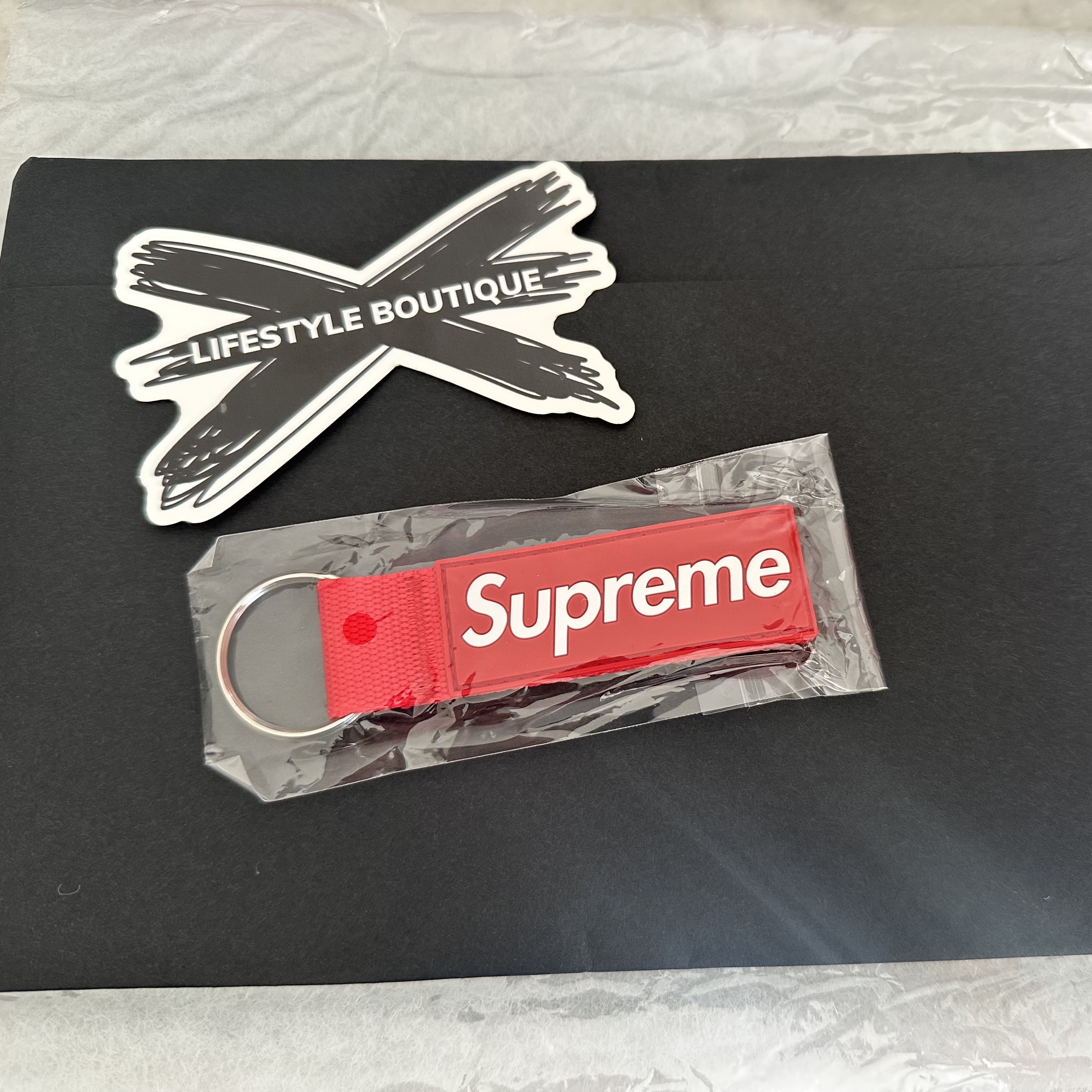 Supreme Webbing Keychain Red - 20FW 착용 스타일