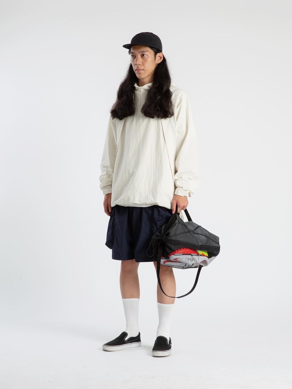 Found Pocket Feather Gym Bag Charcoal 착용 스타일