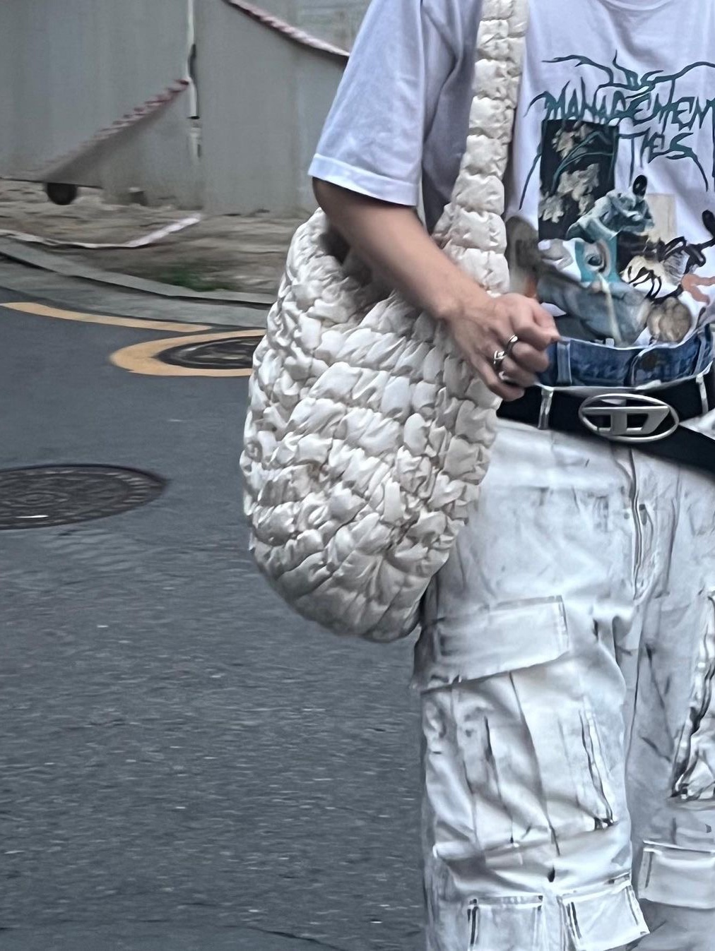 Nos Couleurs Distressed Cargo Shorts White 착용 스타일