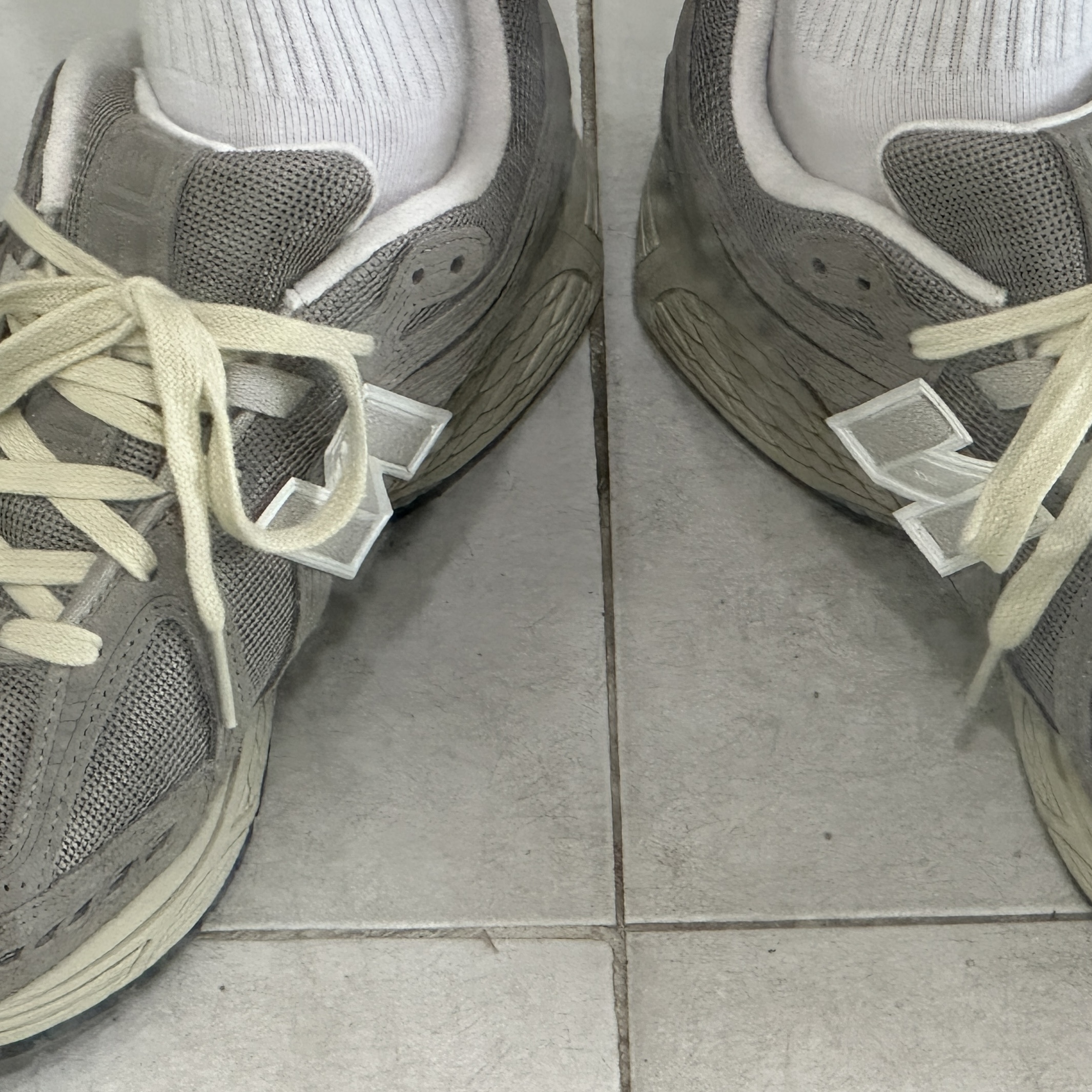 New Balance 1906R Charcoal Gray Bone, IAB Studio T-Shirt White Light Green 착용 스타일 - 4
