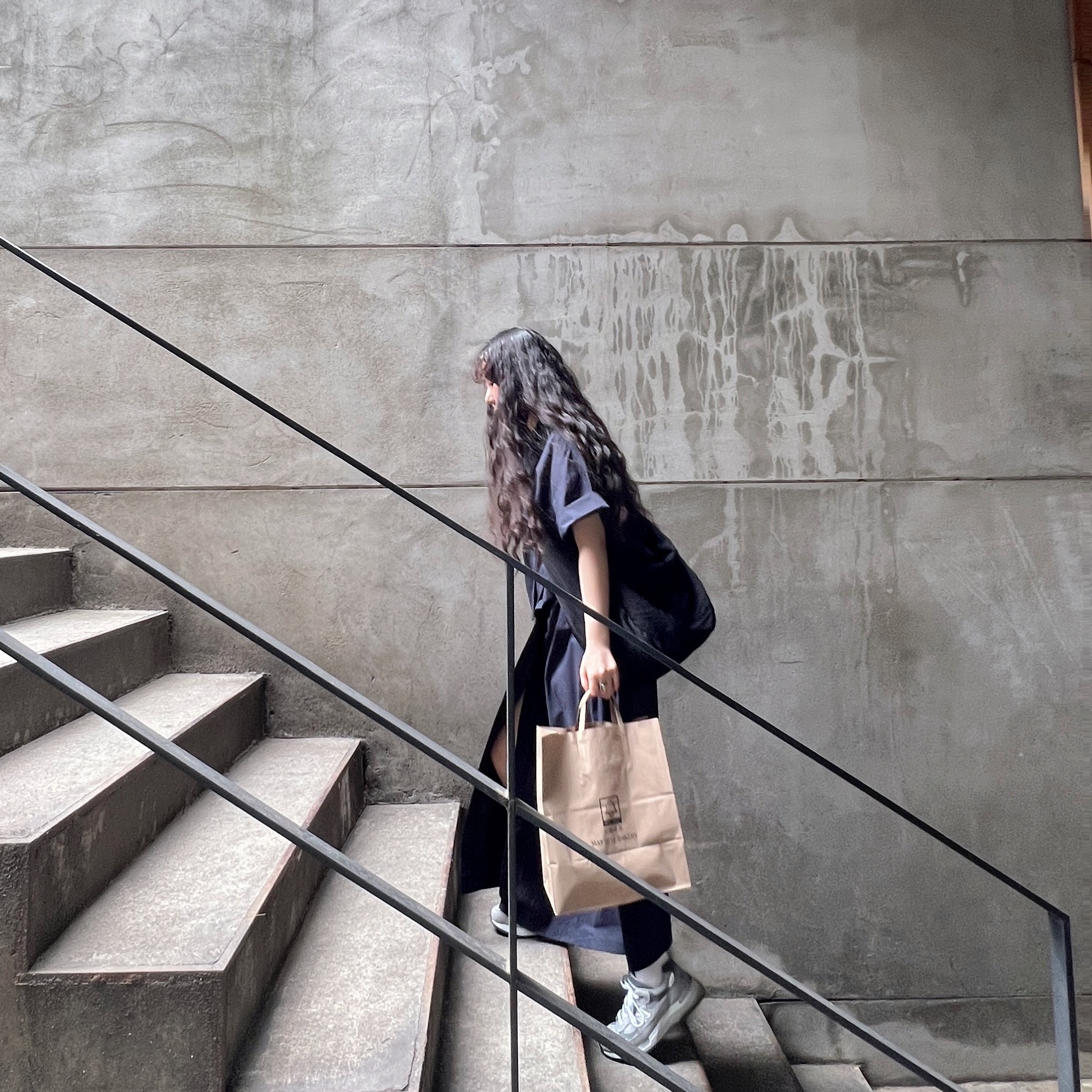 COS Smocked Crossbody Bag Black, New Balance 992 Made in USA Grey - D Standard 착용 스타일 - 1