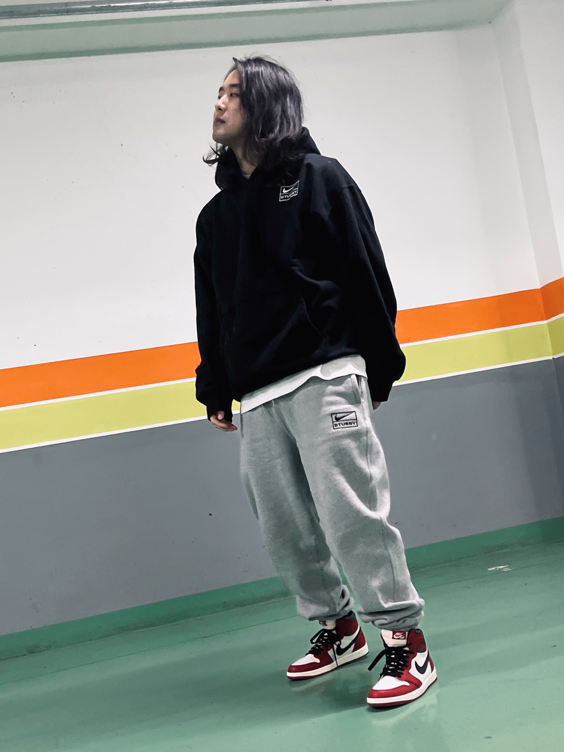 Nike x Stussy NRG Washed Fleece Crewneck Black (DO5310-010), Nike x Stussy NRG RA Fleece Pants Dark Grey Heather (DJ9490-063) 착용 스타일