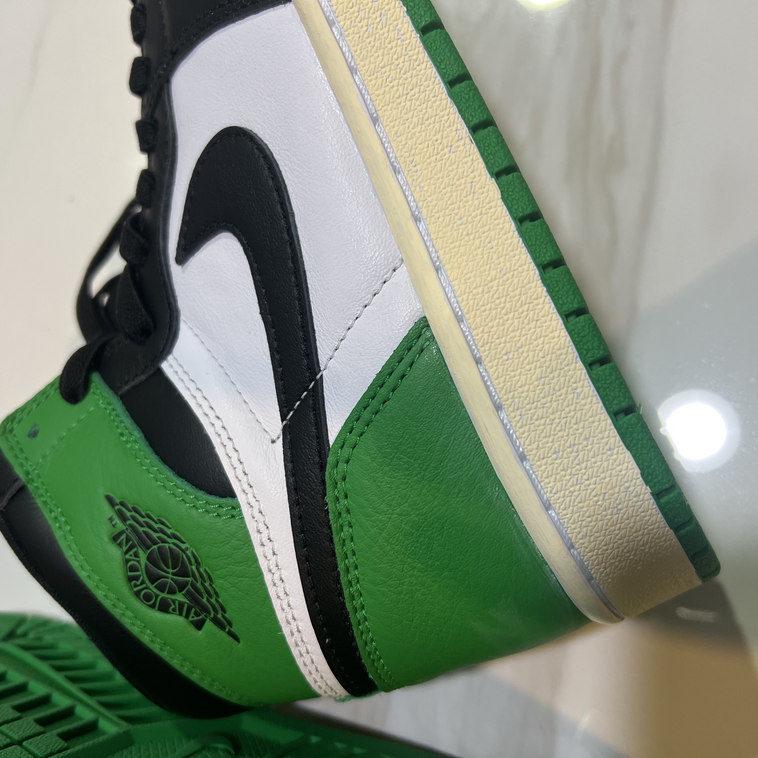 Jordan 1 Retro High OG Black and Lucky Green 착용 스타일 - 3