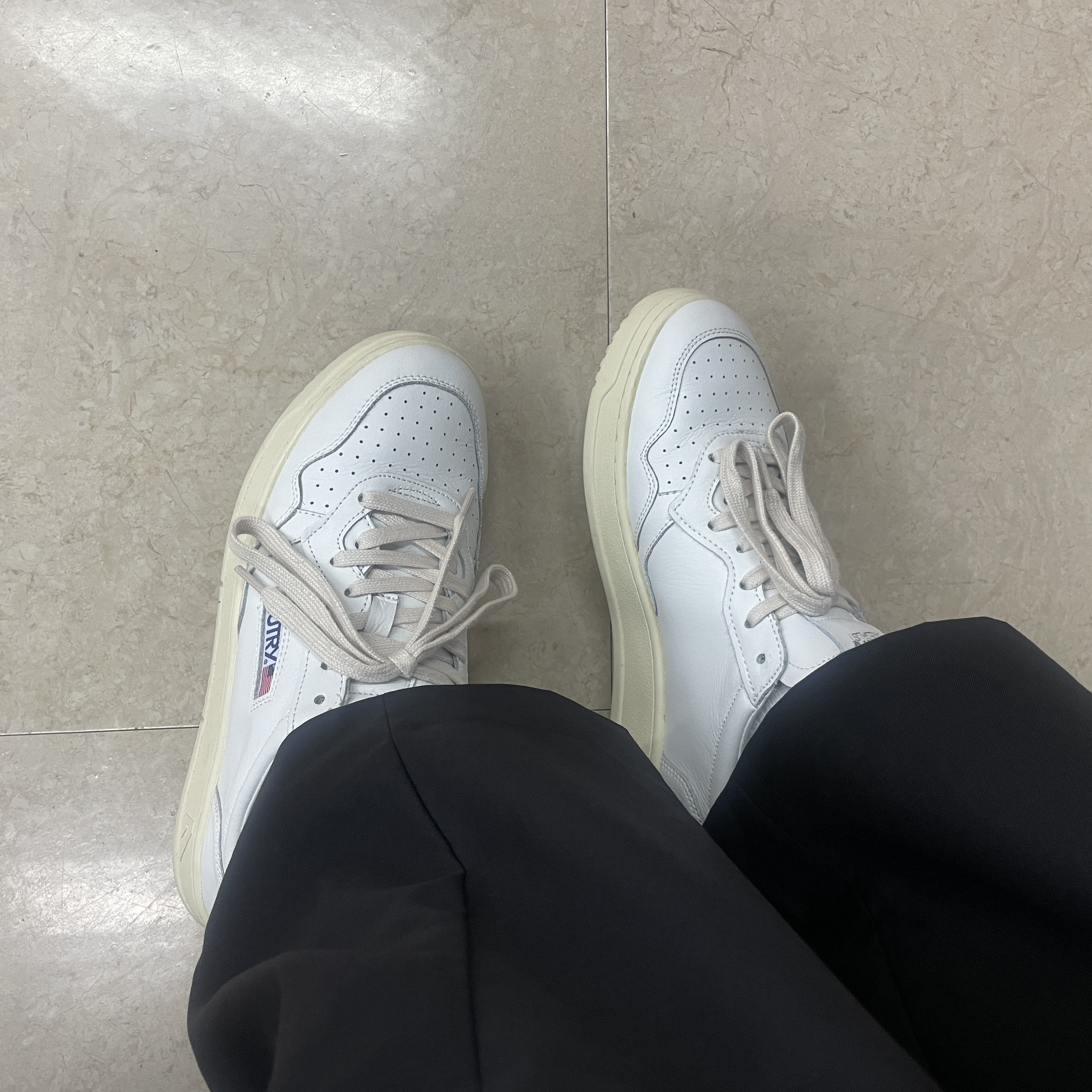 Autry Medalist Low Leather Sneakers White 착용 스타일 - 2