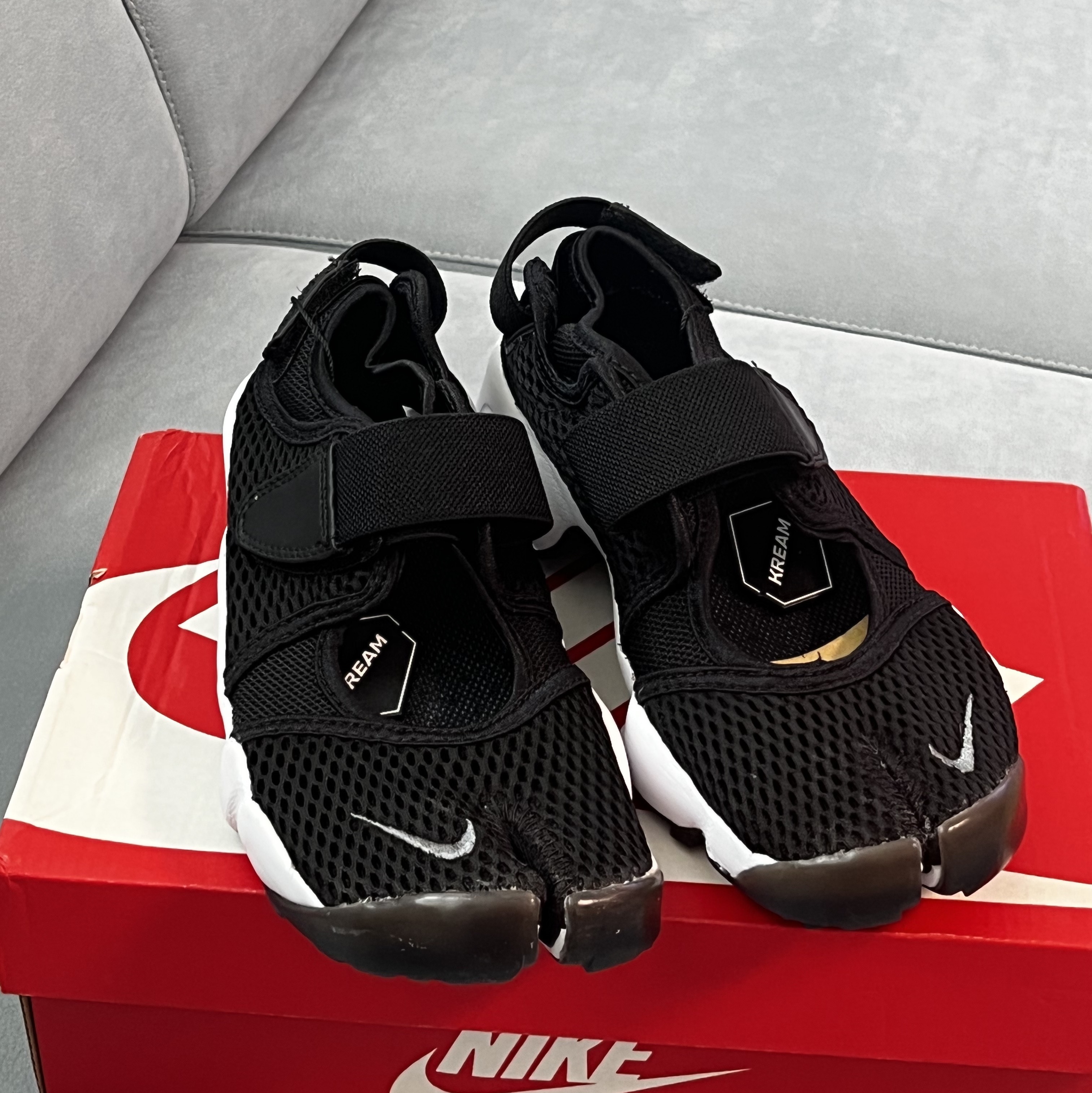 (W) Nike Air Rift Breathe Black 착용 스타일 - 2