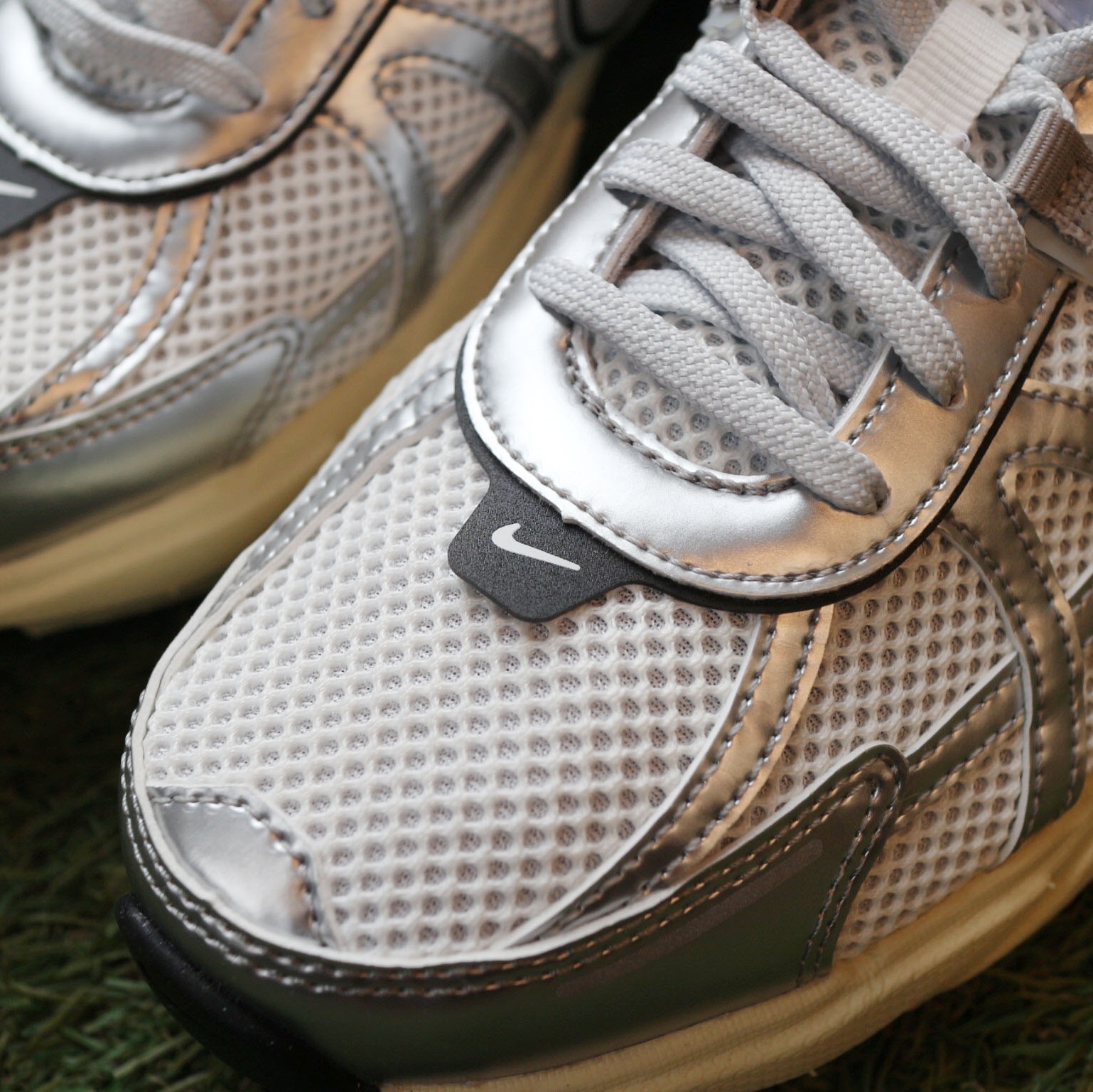 Nike V2K Run Summit White Metallic Silver 착용 스타일 - 5