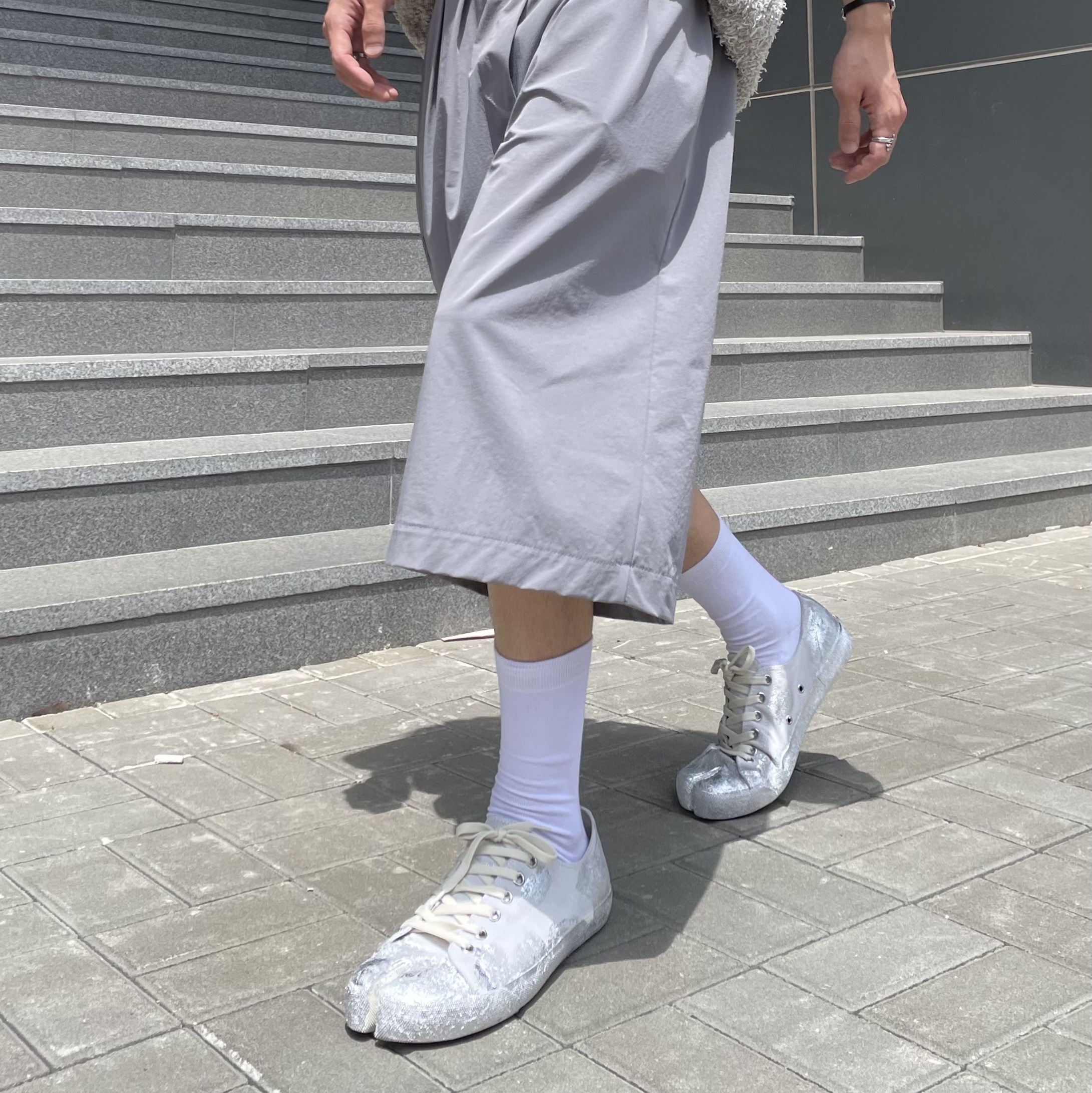 Maison Margiela Tabi Silver Foil Suede Sneakers White 착용 스타일 - 3