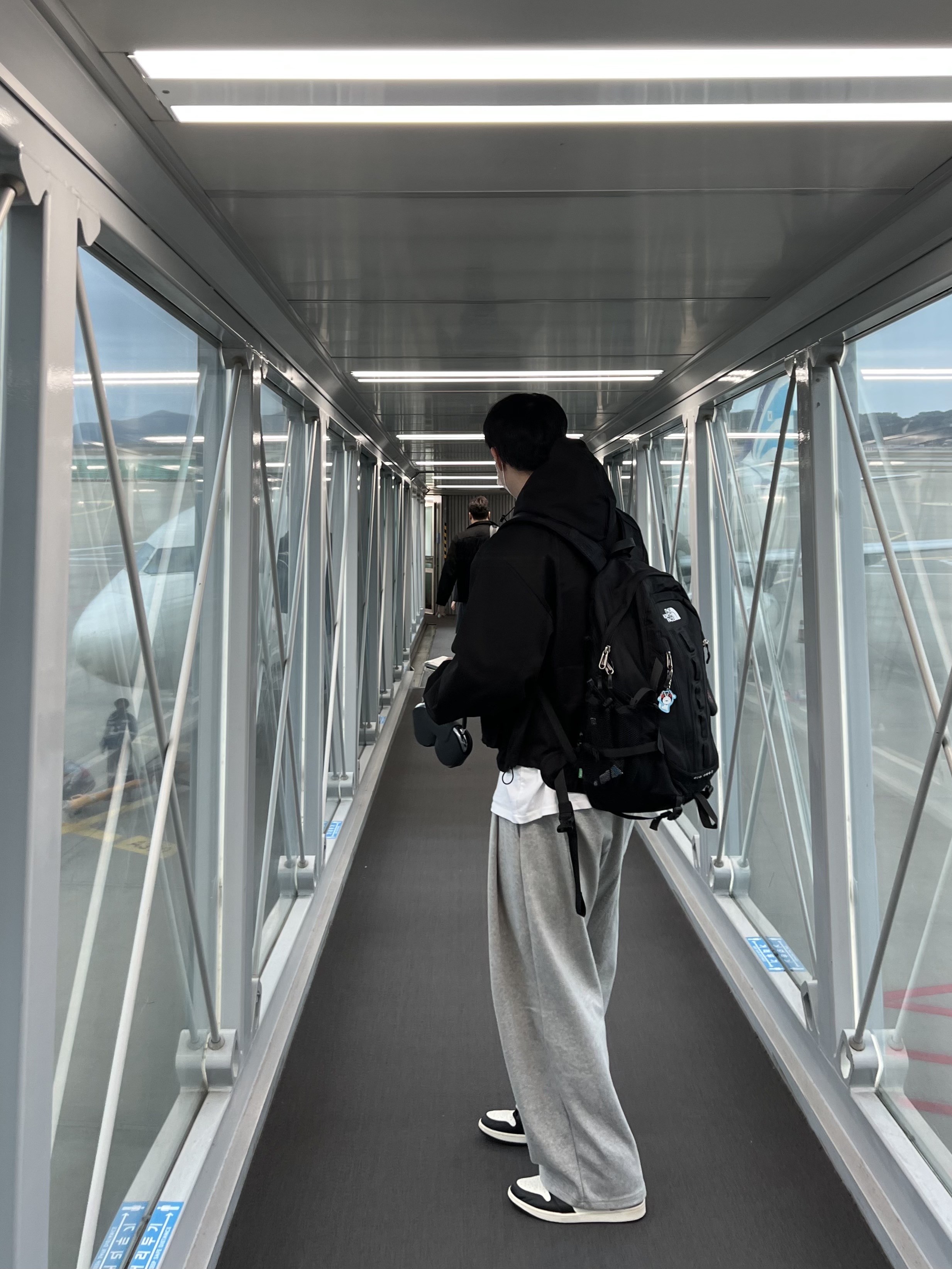 Apple AirPods Max Lightning Space Gray (Korean Ver.), Jordan 1 Retro High OG Black Mocha 착용 스타일 - 2