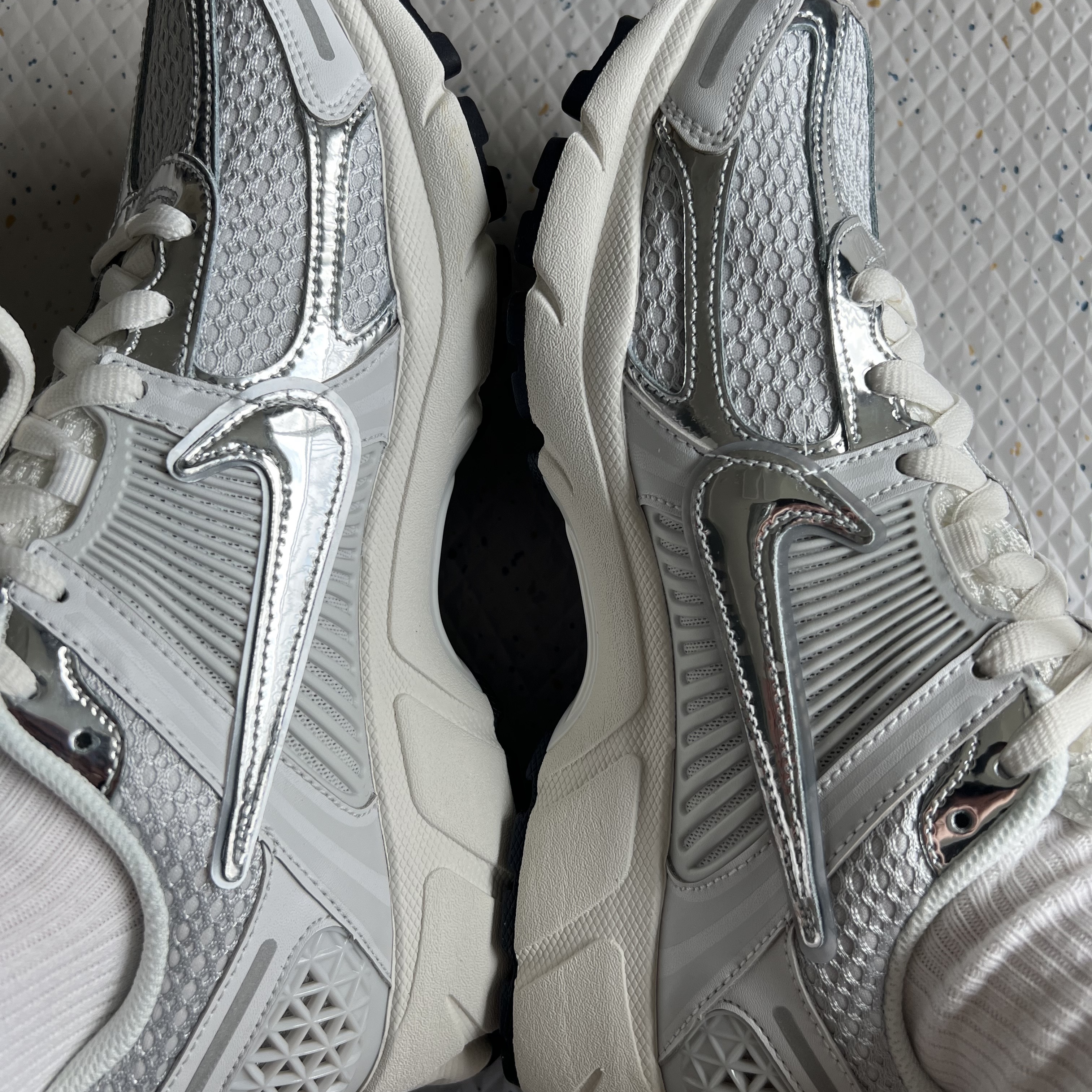(W) Nike Zoom Vomero 5 Photon Dust and Metallic Silver 착용 스타일