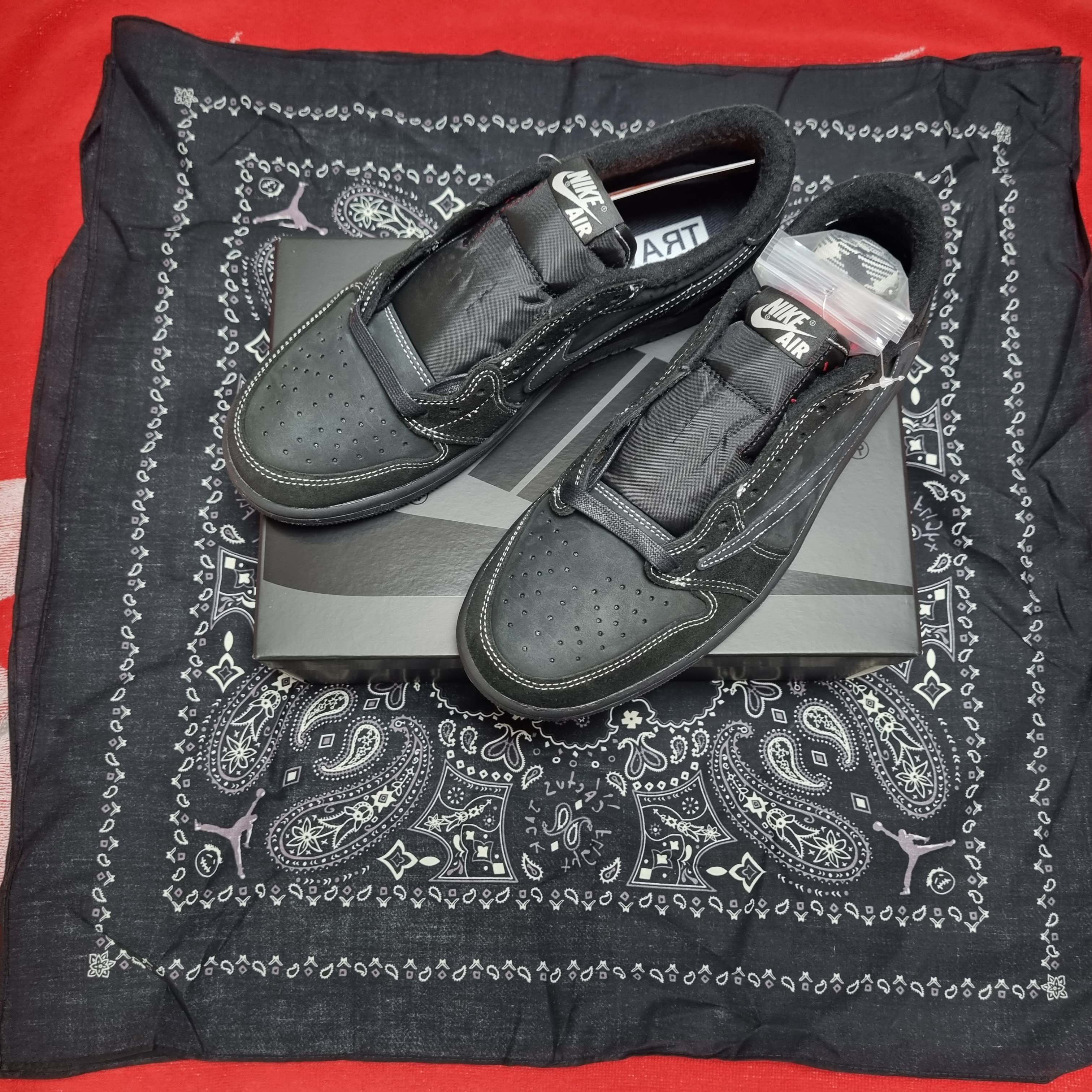 Jordan 1 x Travis Scott Retro Low OG SP Black Phantom 착용 스타일 - 2