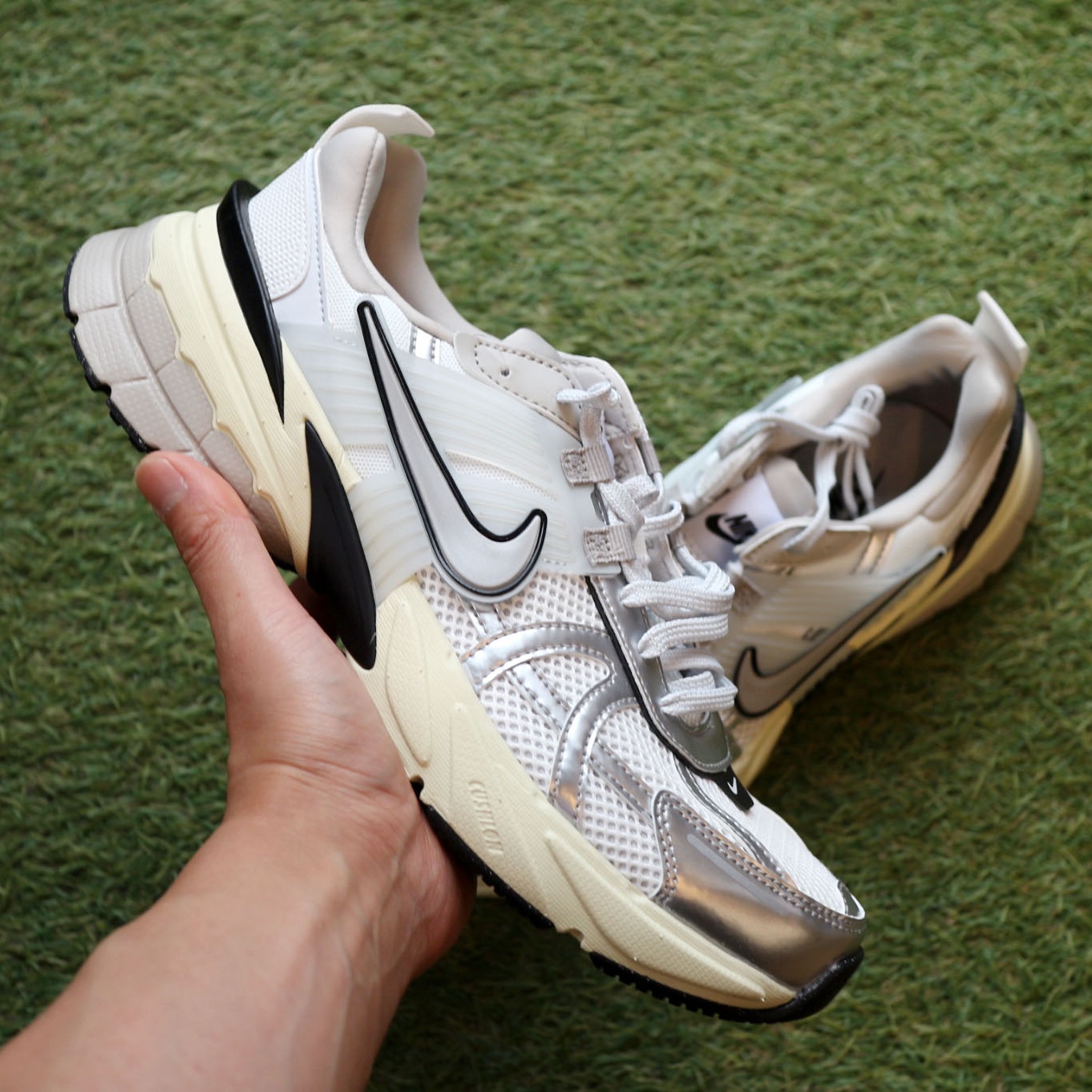 Nike V2K Run Summit White Metallic Silver 착용 스타일 - 3