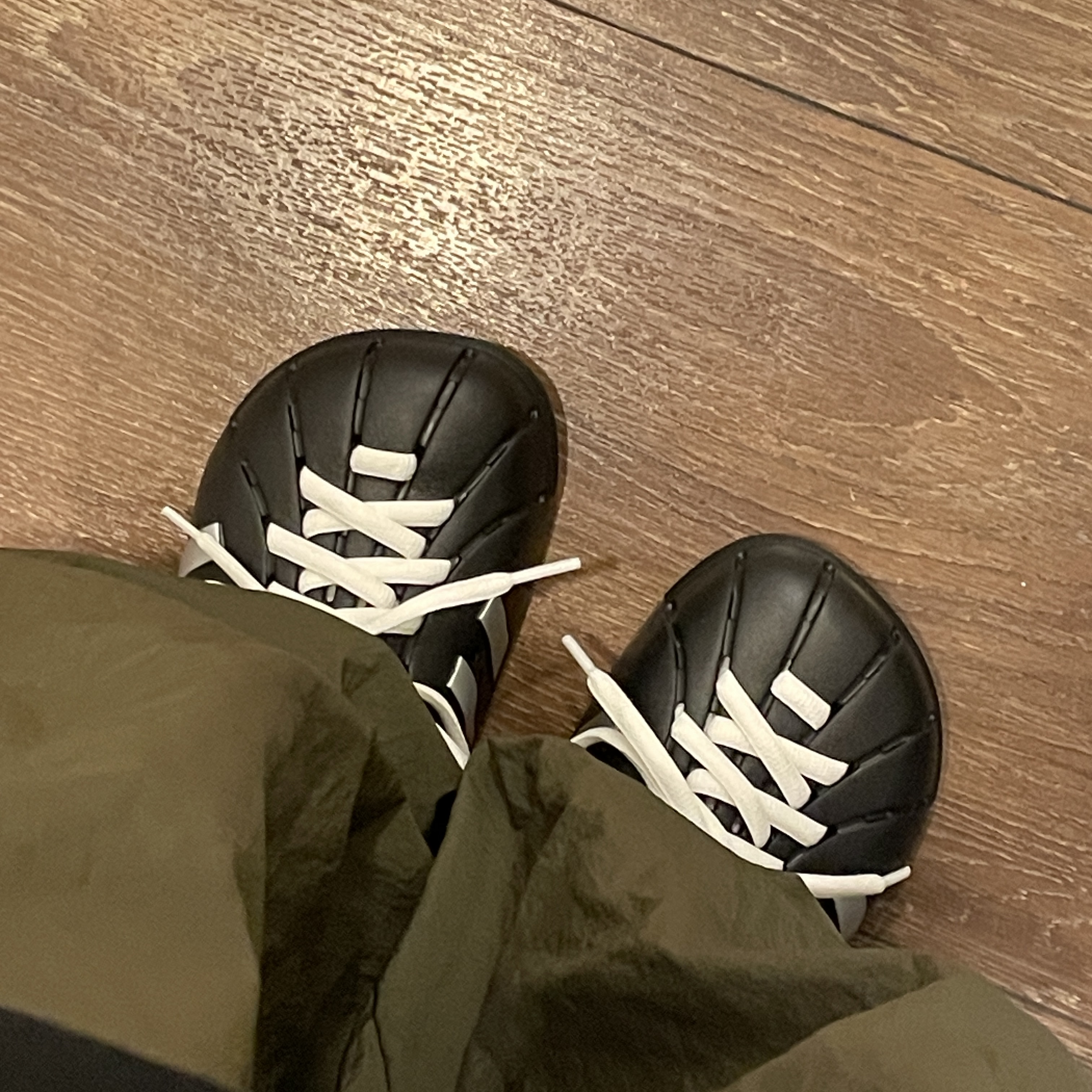 Adidas Adilette Clogs Core Black Silver Metallic 착용 스타일