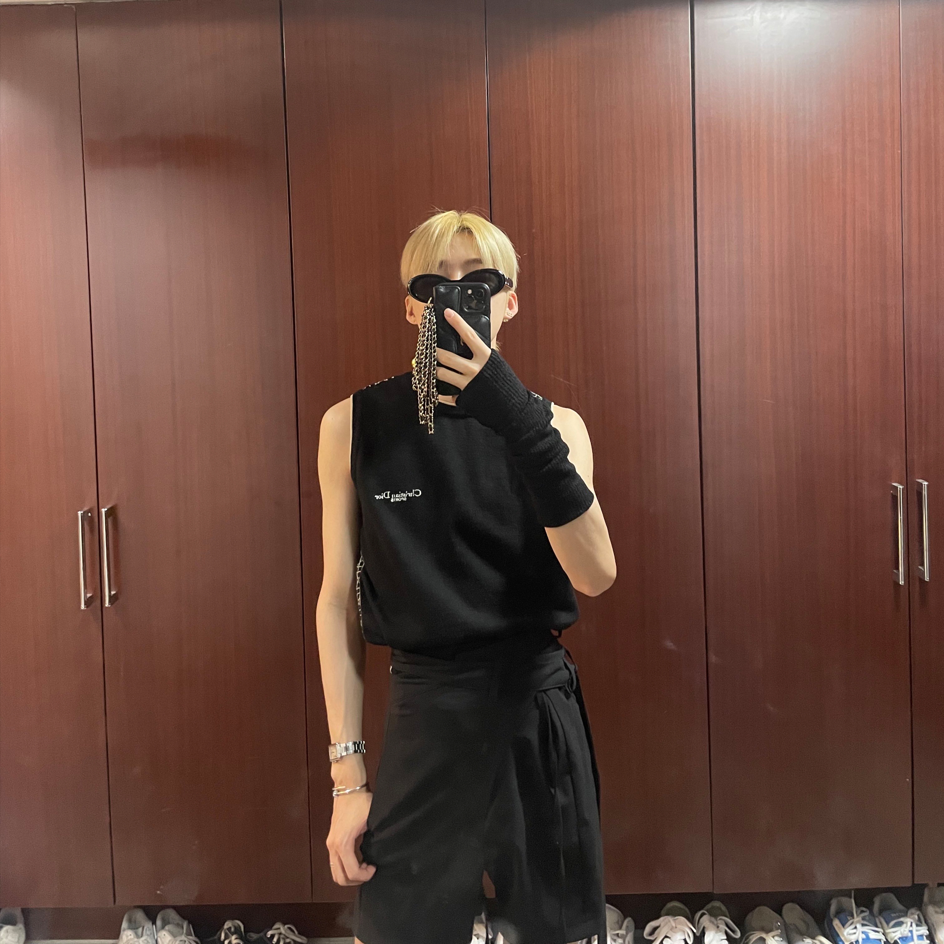 Gentle Monster x Maison Margiela MM005 Black Black, (W) Dior Petit CD Stud Earrings Gold Finish Metal 착용 스타일 - 1