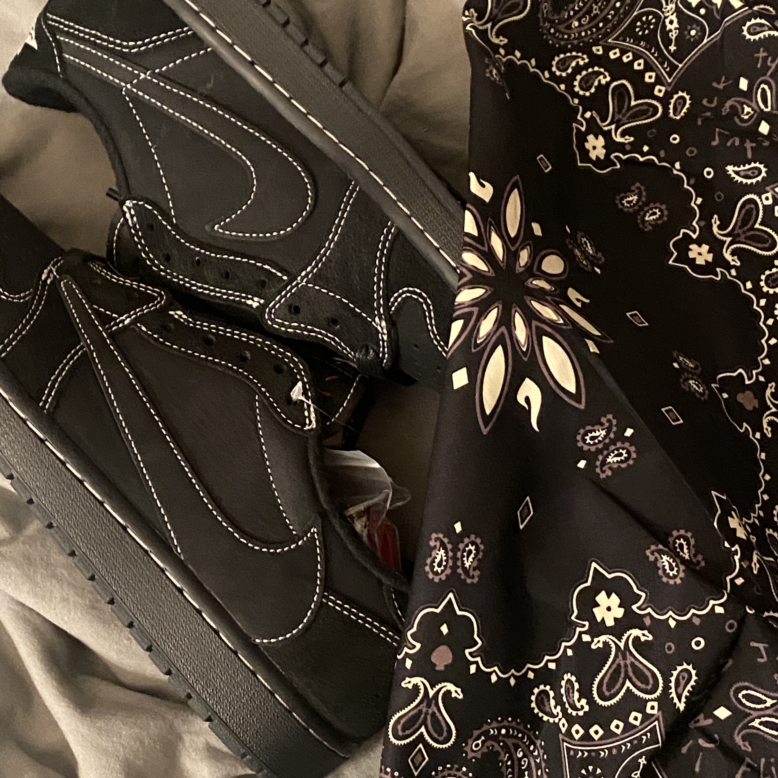 Jordan 1 x Travis Scott Retro Low OG SP Black Phantom 착용 스타일 - 1