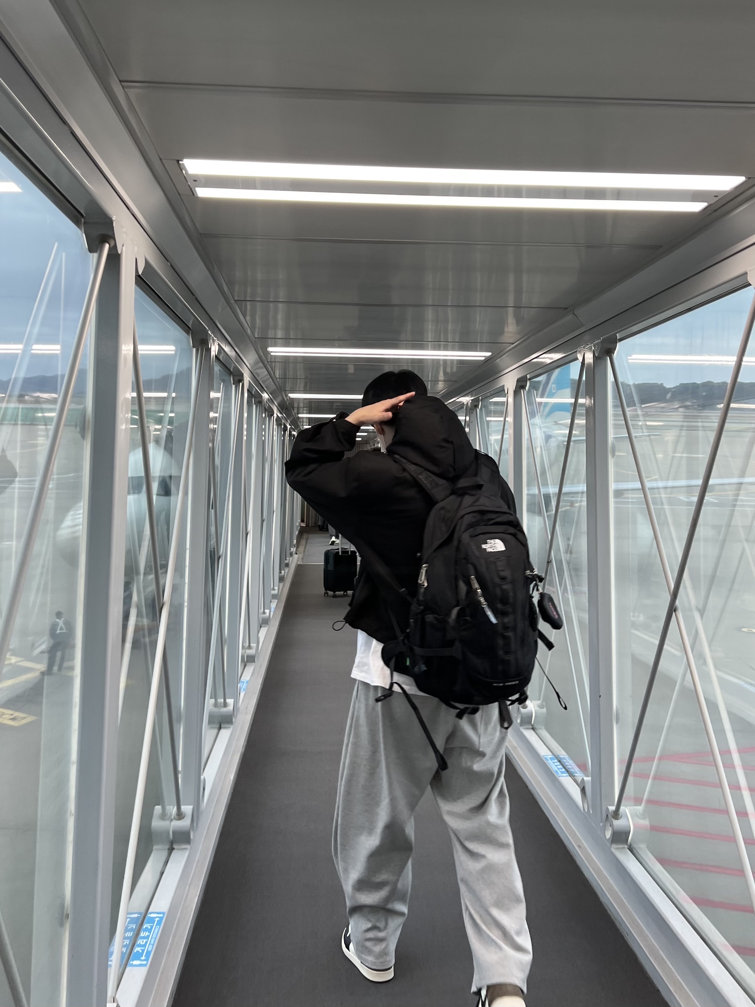 Apple AirPods Max Lightning Space Gray (Korean Ver.), Jordan 1 Retro High OG Black Mocha 착용 스타일 - 3