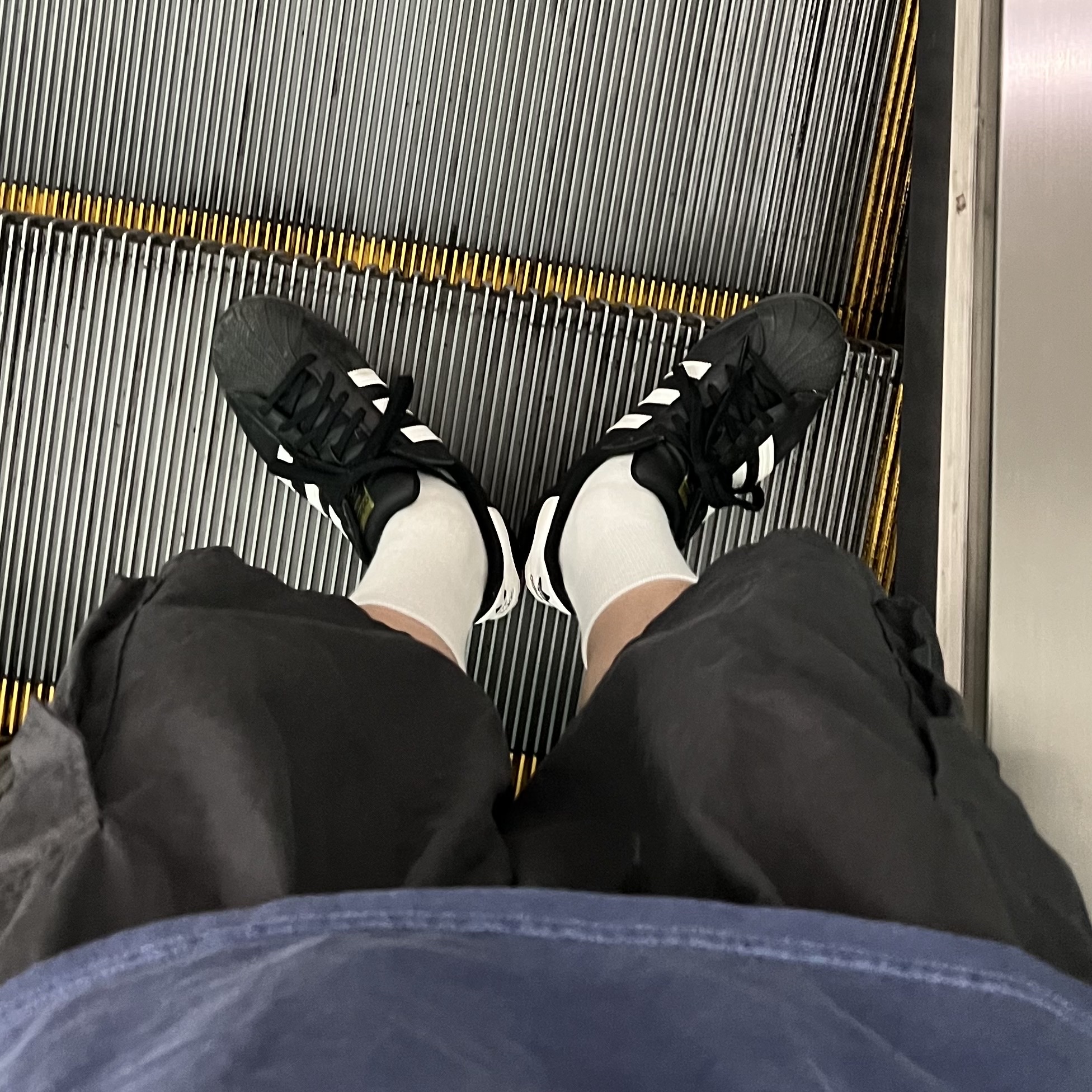 Adidas Superstar Core Black White 착용 스타일 - 2