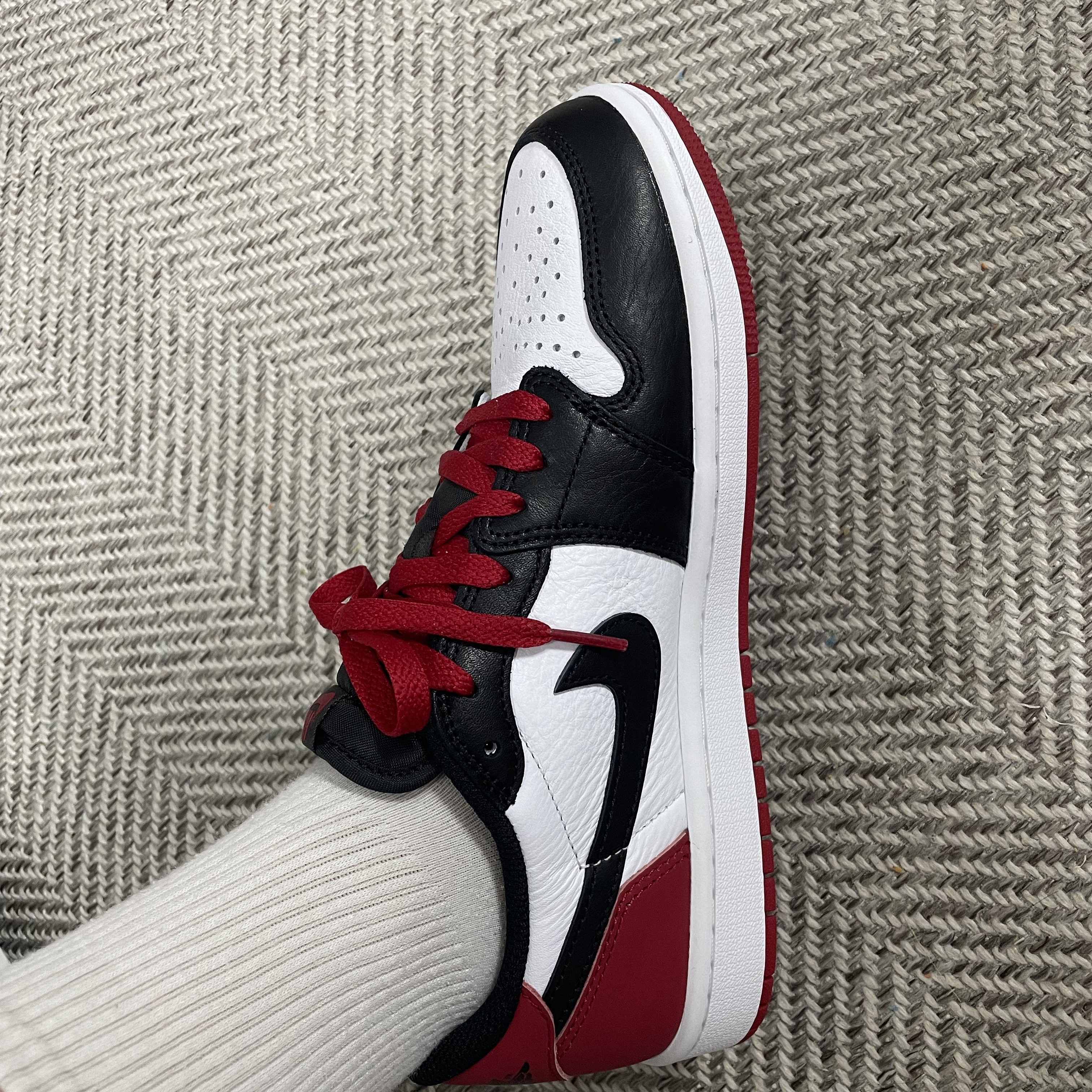 Jordan 1 Retro Low OG Black Toe 착용 스타일 - 1