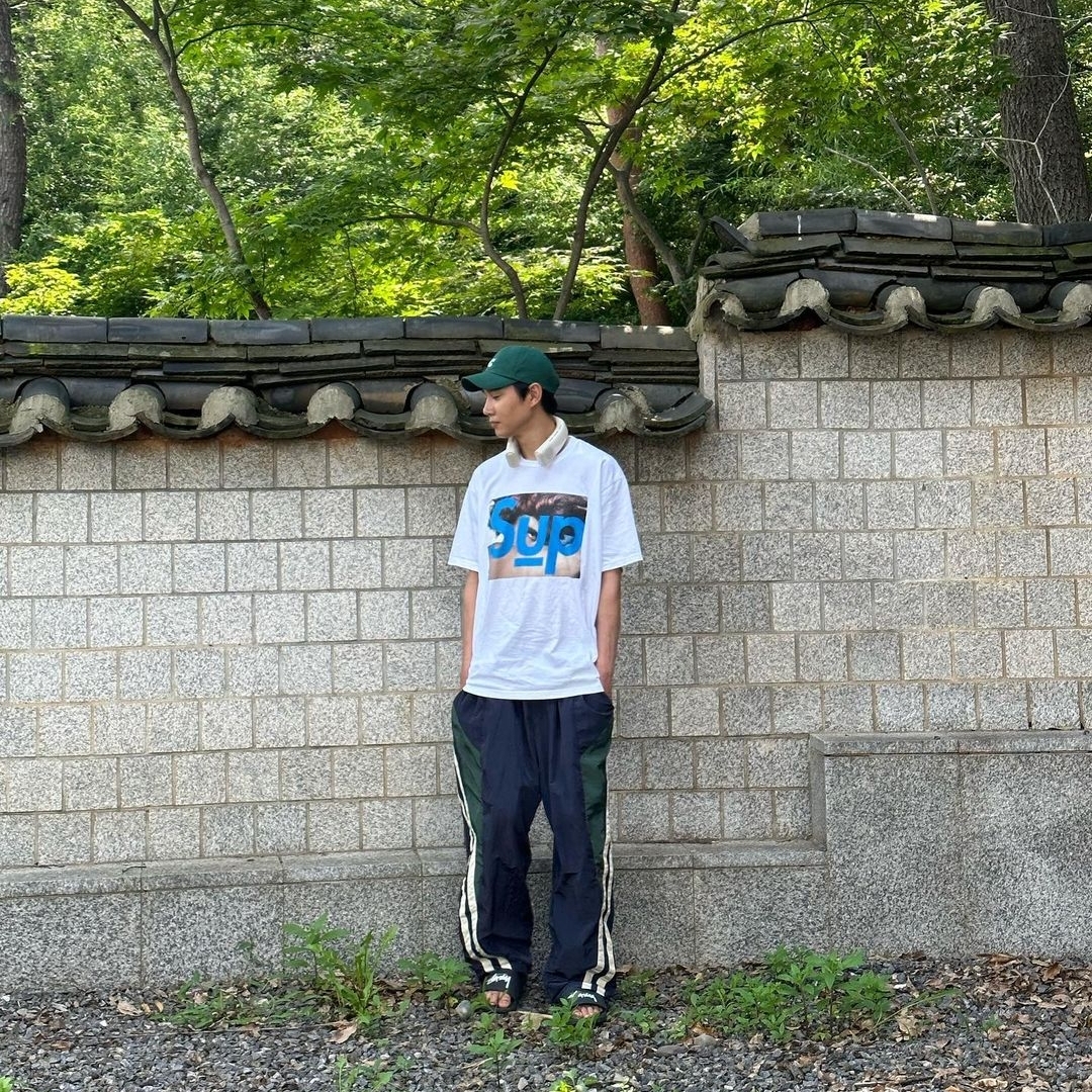 Supreme x Undercover Face T-Shirt White - 23SS, Nike x Stussy Benassi Slide Off Noir 착용 스타일 - 2