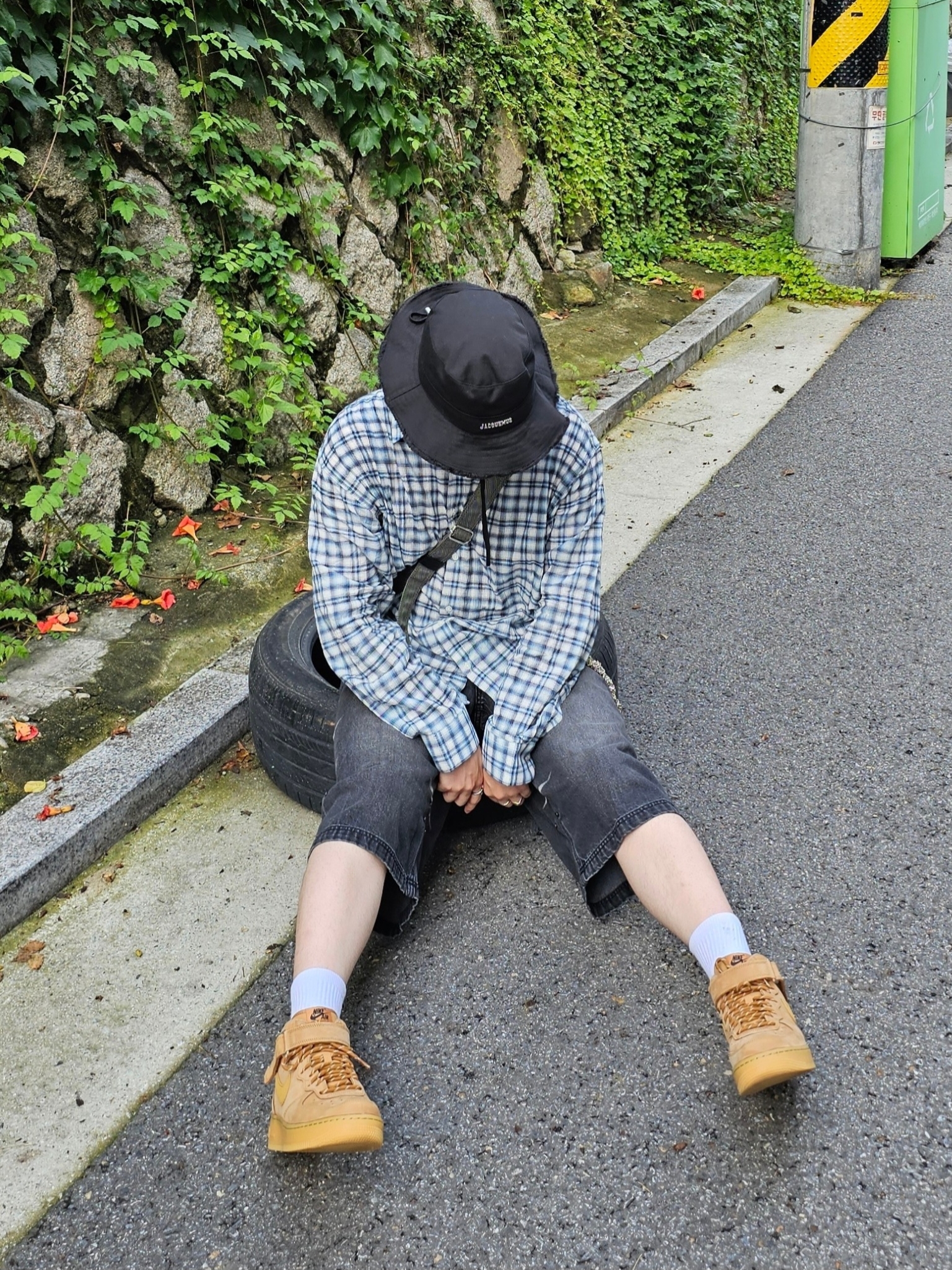 Jacquemus Le Bob Artichaut Bucket Hat Black, Nike Air Force 1 Mid '07 WB Flax 착용 스타일 - 3