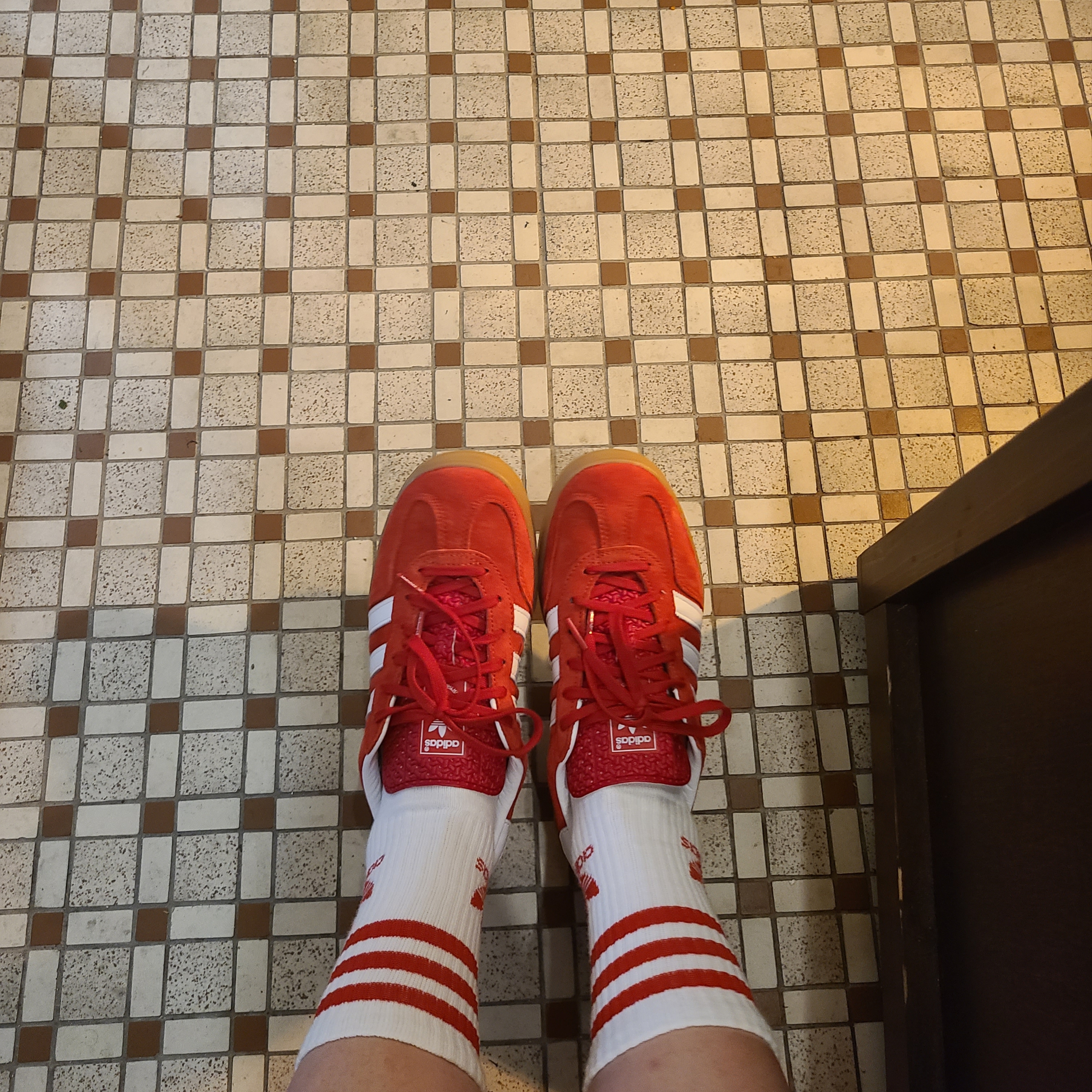 Adidas Gazelle Indoor Scarlet 착용 스타일