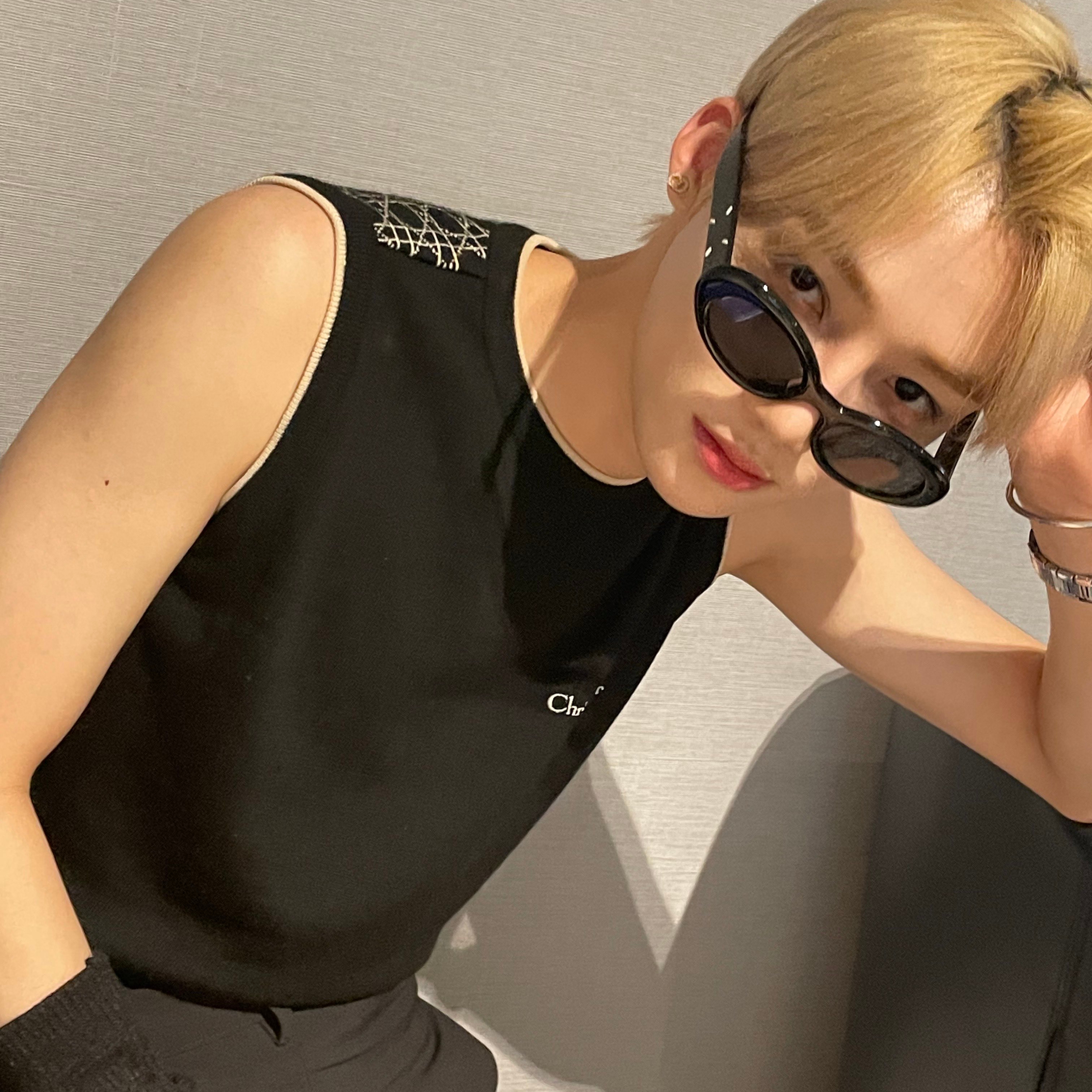 Gentle Monster x Maison Margiela MM005 Black Black, (W) Dior Petit CD Stud Earrings Gold Finish Metal 착용 스타일 - 3