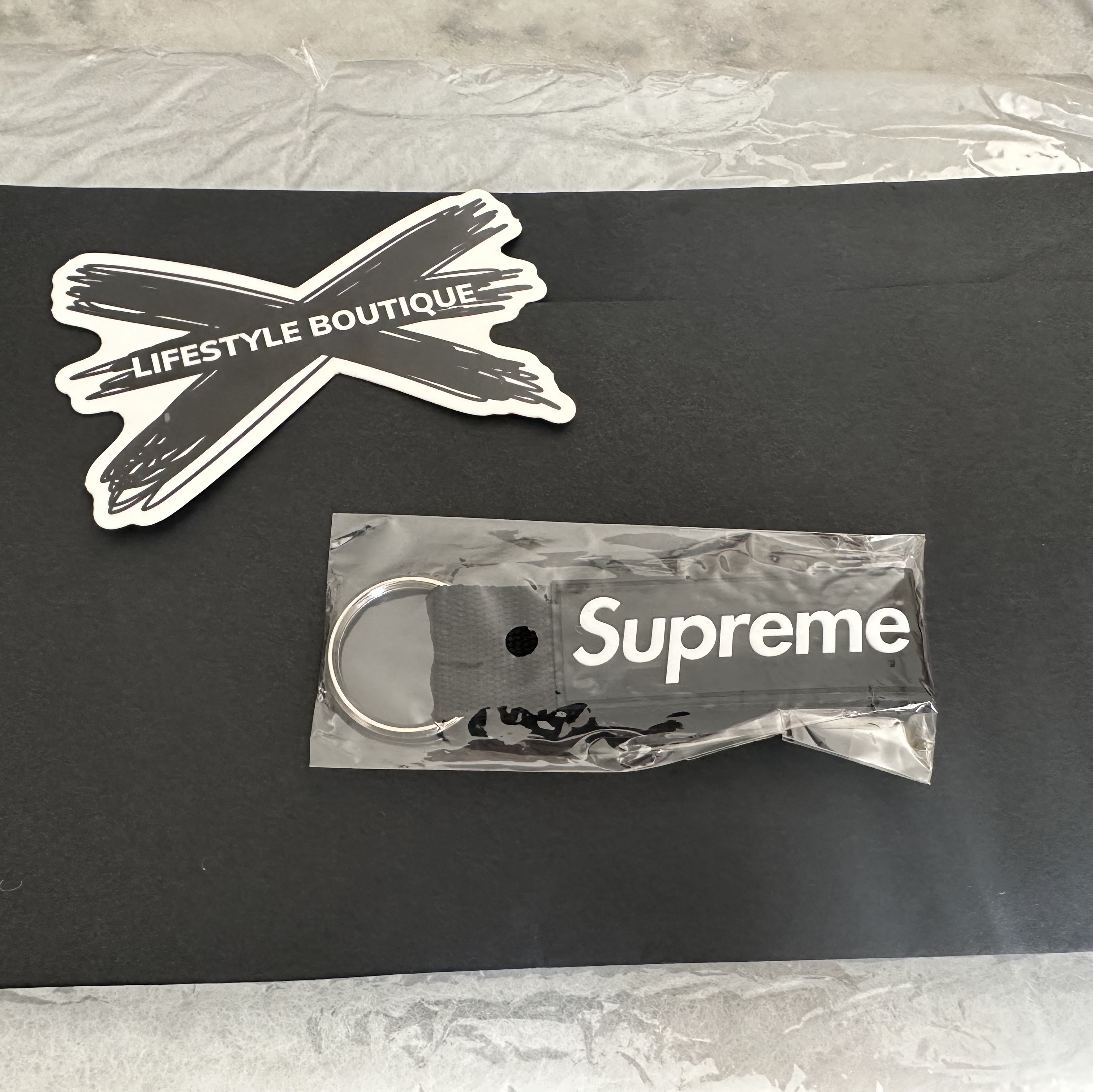 Supreme Webbing Keychain Black - 20FW 착용 스타일