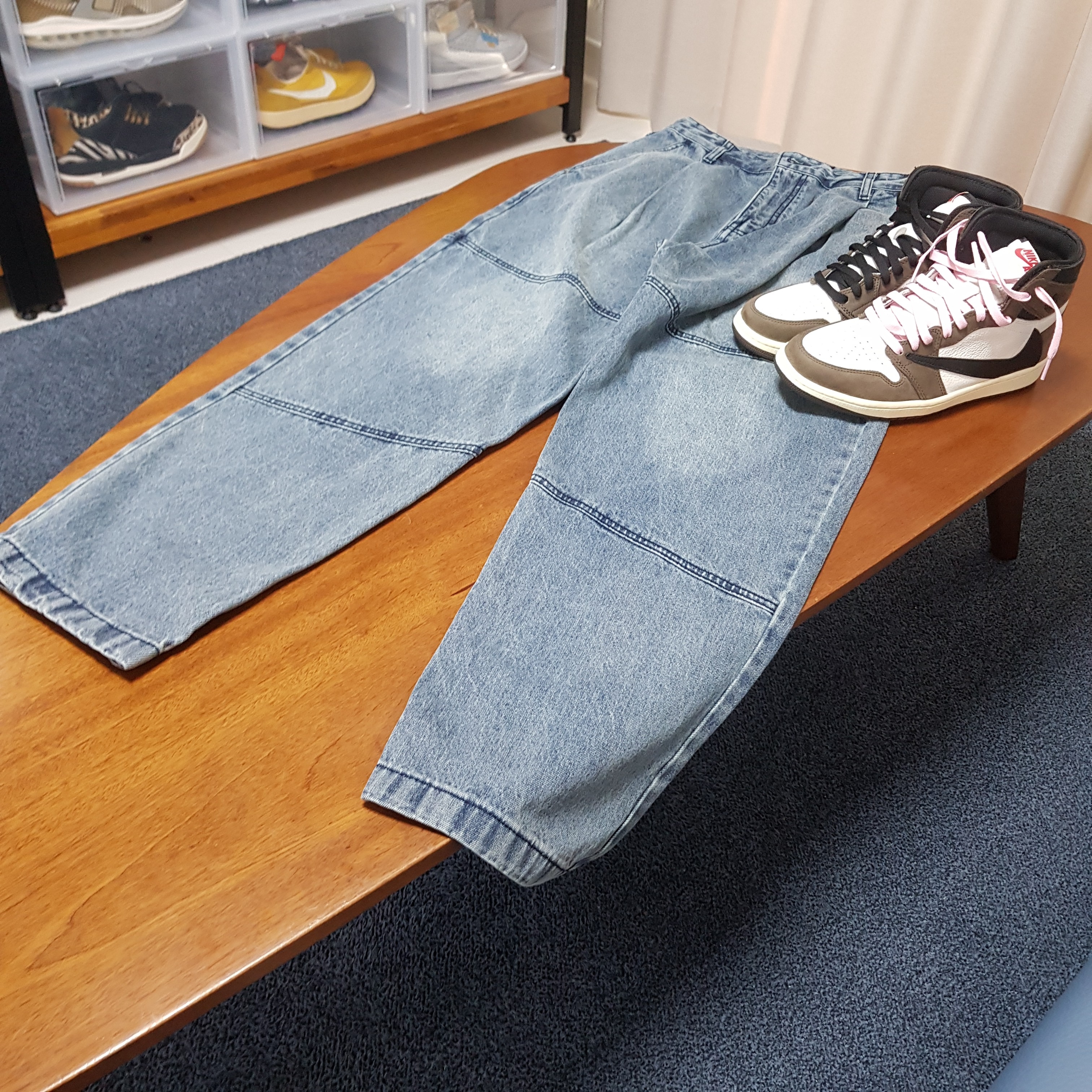 Jordan 1 x Travis Scott Retro High OG SP Mocha, Stussy Crown Wreath Pigment Dyed T-Shirt Natural 착용 스타일 - 1