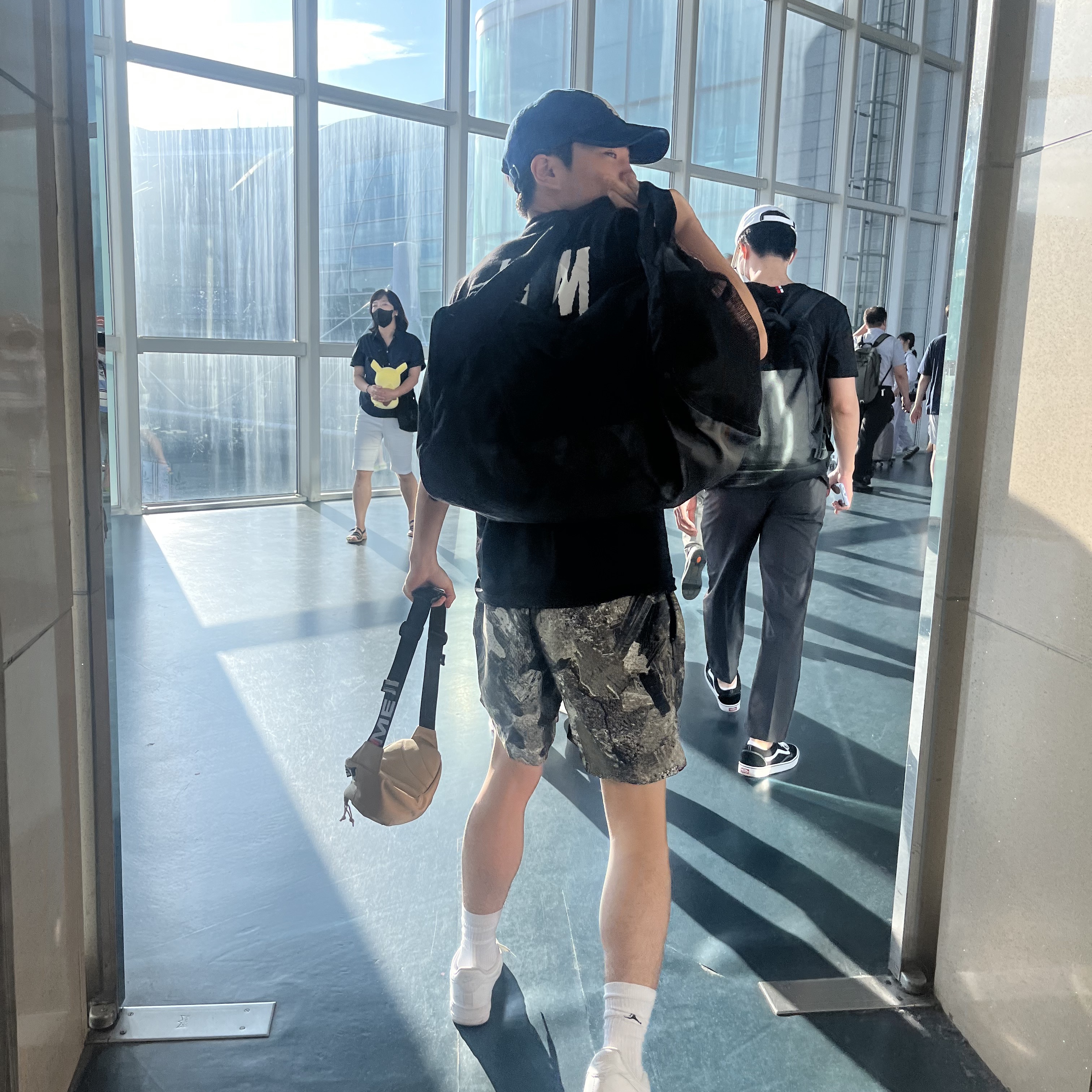 Supreme Waist Bag Tan - 18SS, Stussy x Gang Starr Take It Personal T-Shirt Black 착용 스타일 - 2